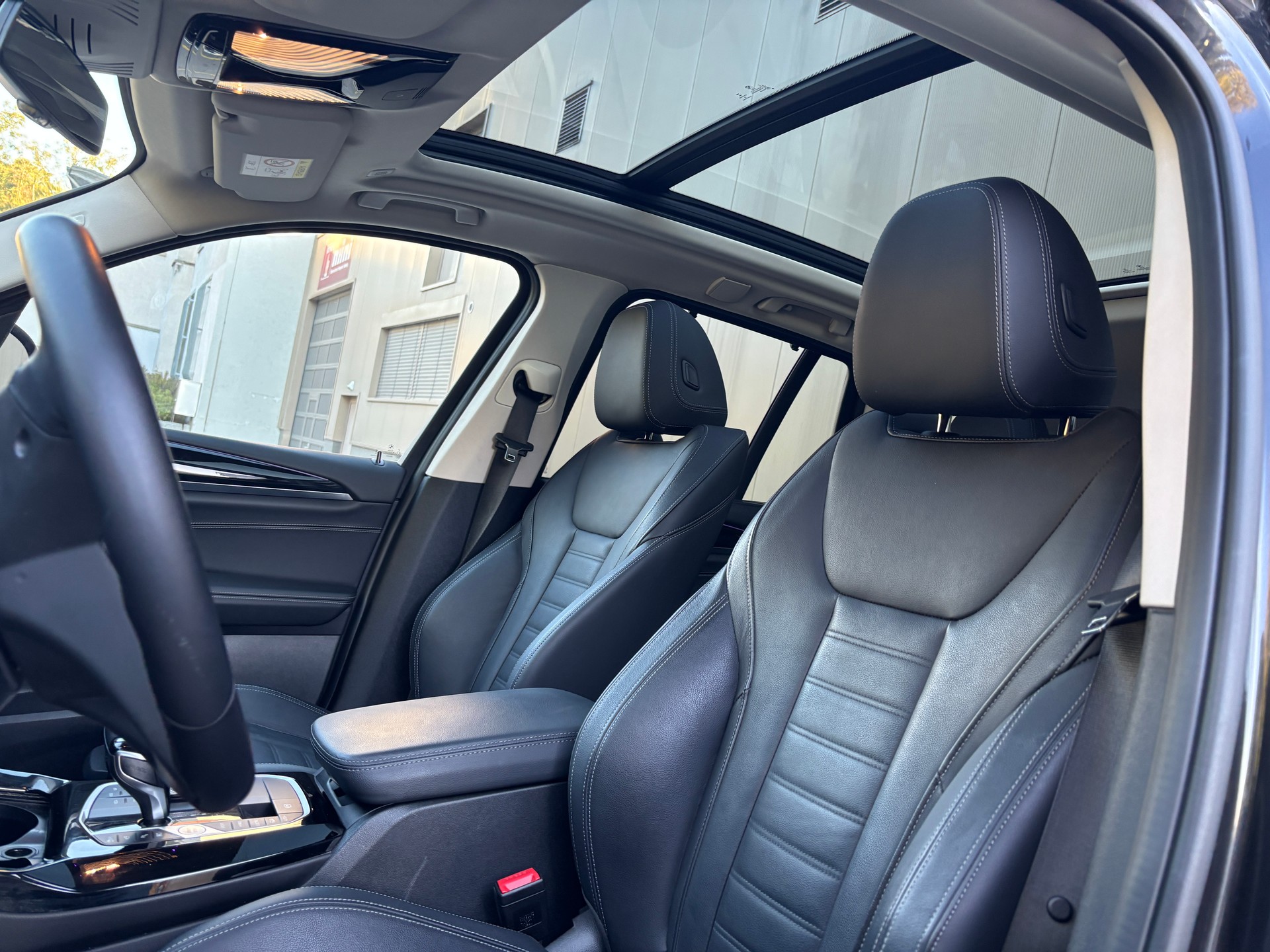 BMW 30e xDrive-image-4