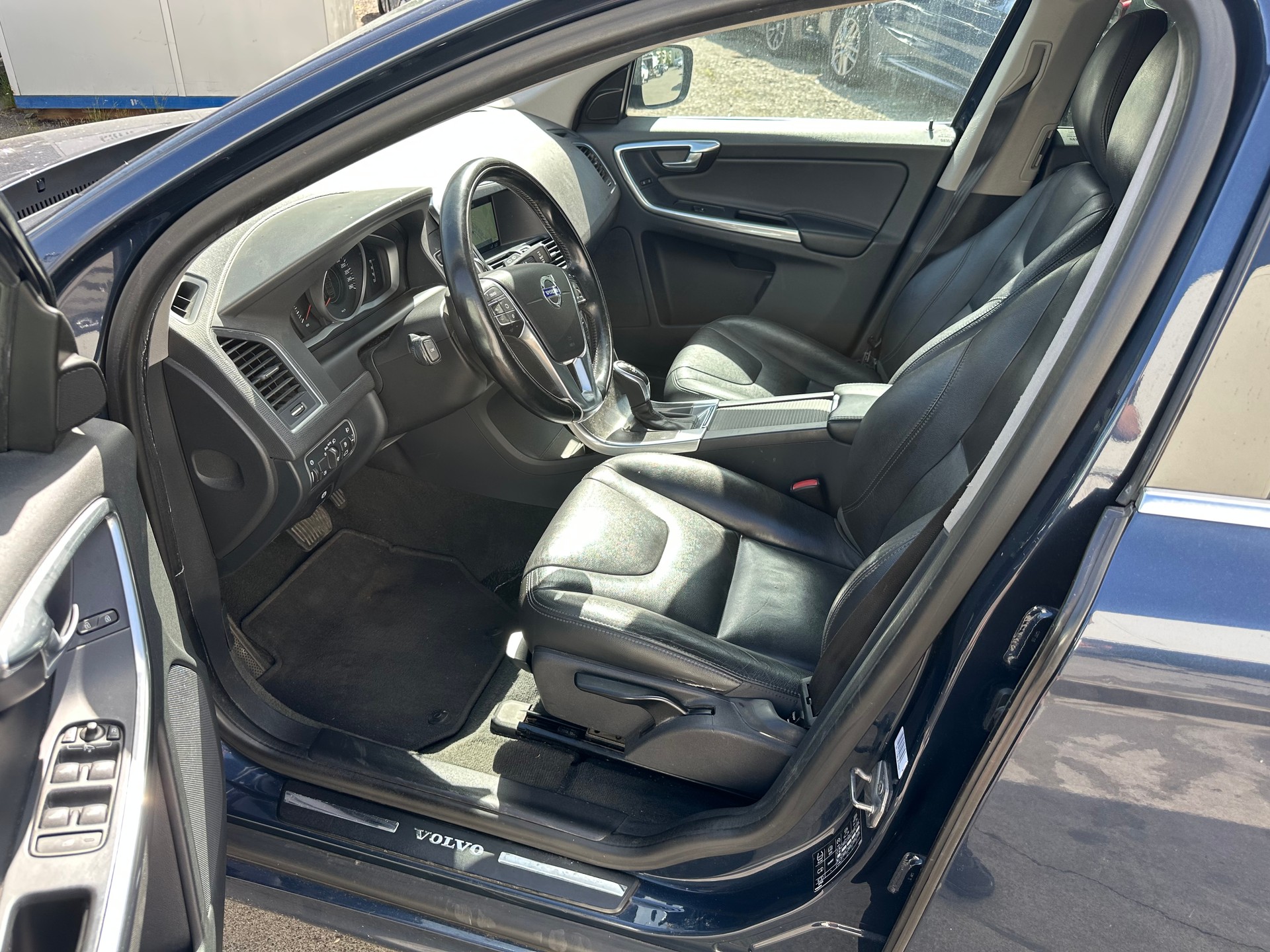 VOLVO XC60 D5 AWD Kinetic Geartronic-image-6
