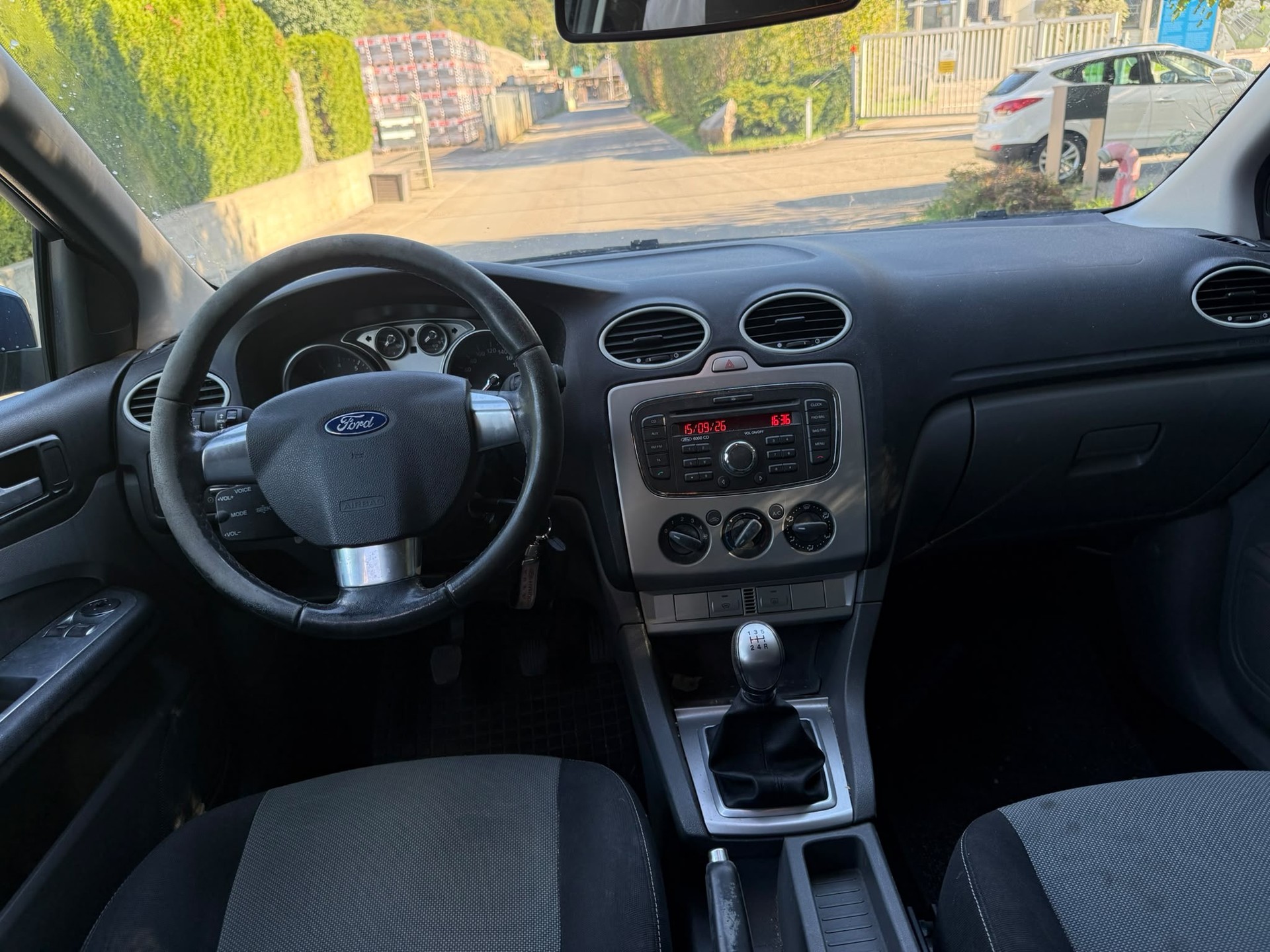 FORD Focus 1.8i Titanium-image-10