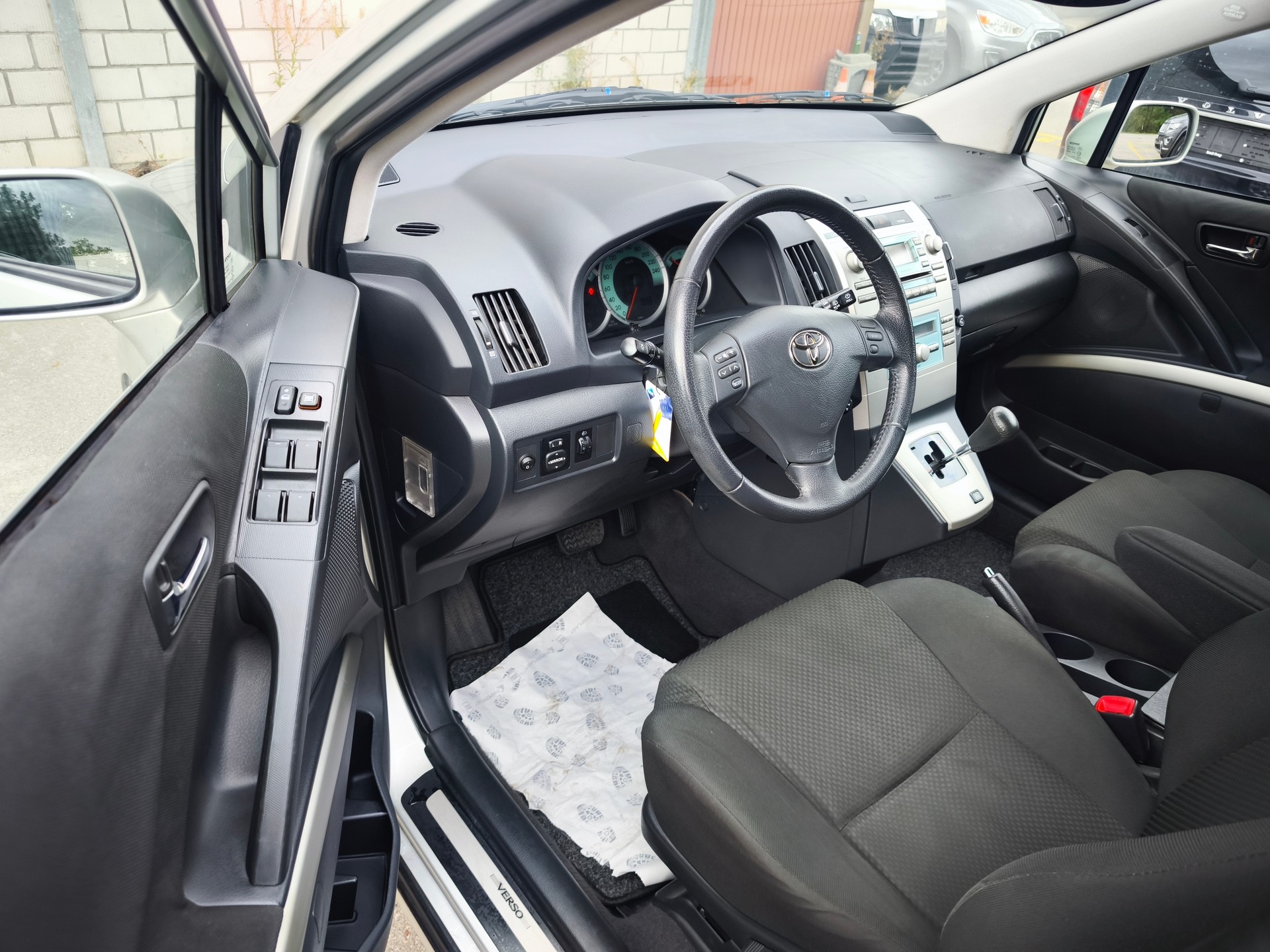 TOYOTA Corolla Verso 1.8 Pardo-image-10