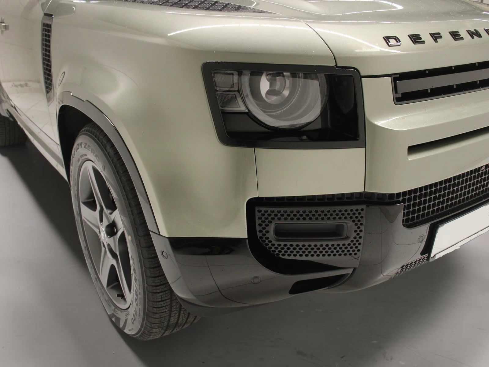 LAND ROVER Defender 110 3.0 D I6 300 X-Dynamic HSE AWD AT8-image-3