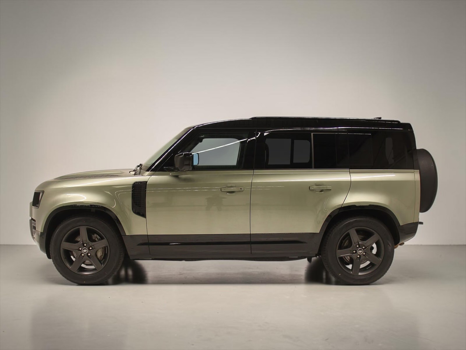 LAND ROVER Defender 110 3.0 D I6 300 X-Dynamic HSE AWD AT8-image-2