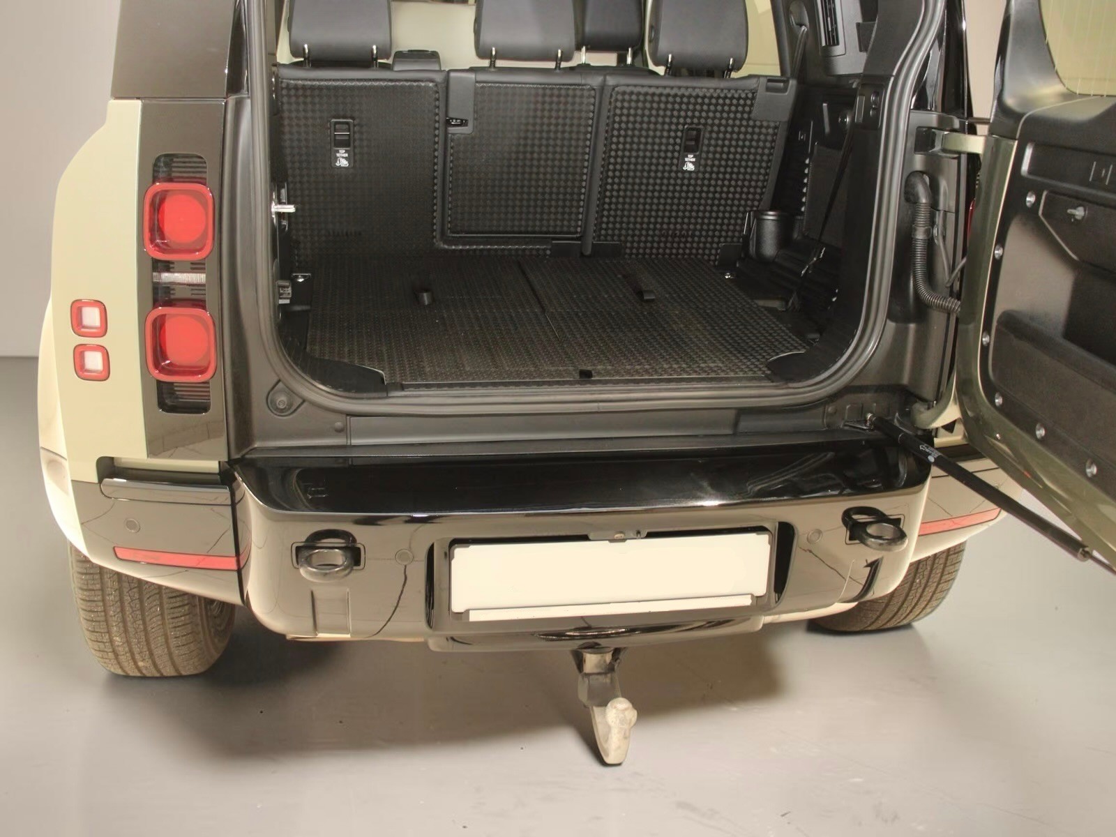 LAND ROVER Defender 110 3.0 D I6 300 X-Dynamic HSE AWD AT8-image-6