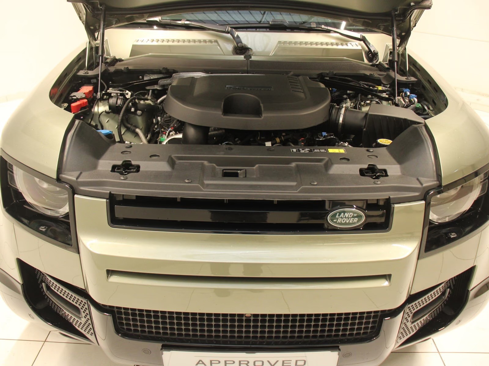 LAND ROVER Defender 110 3.0 D I6 300 X-Dynamic HSE AWD AT8-image-5