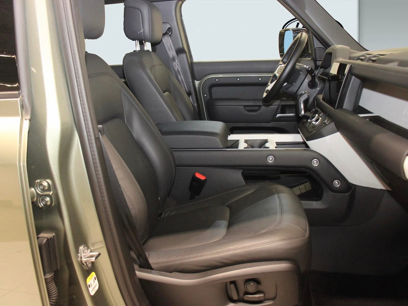 LAND ROVER Defender 110 3.0 D I6 300 X-Dynamic HSE AWD AT8-image-11