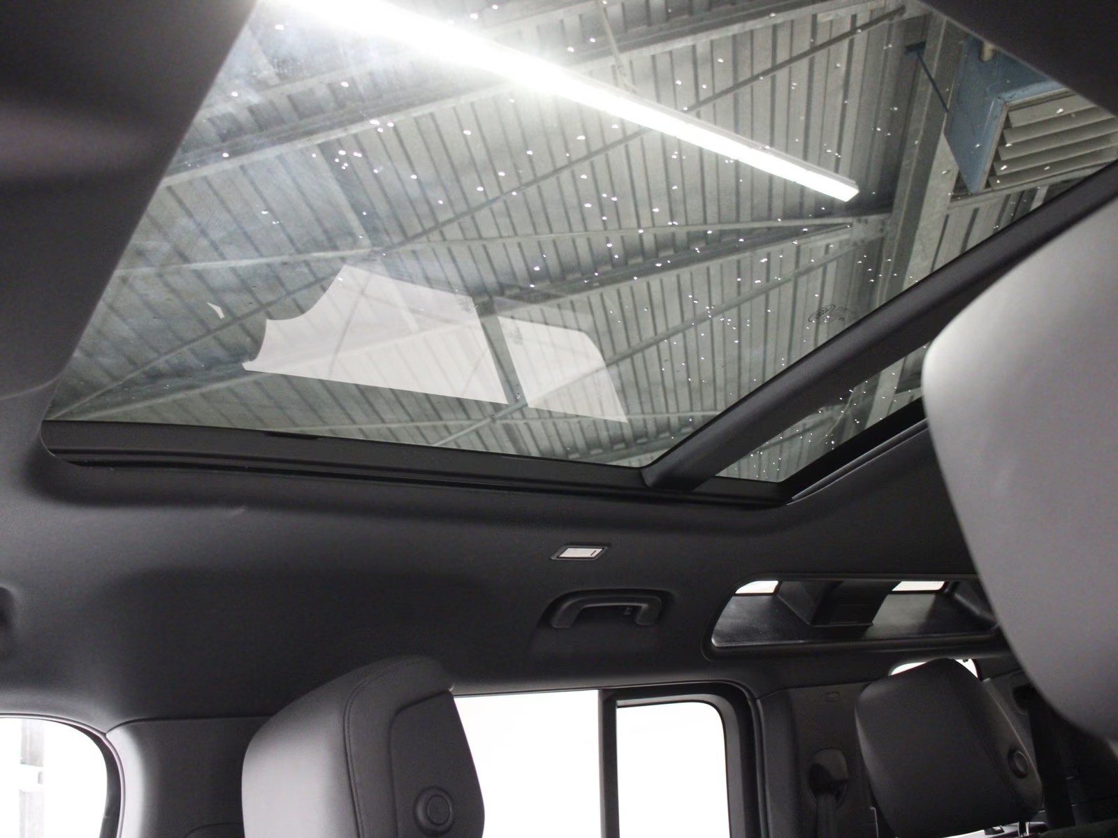 LAND ROVER Defender 110 3.0 D I6 300 X-Dynamic HSE AWD AT8-image-8