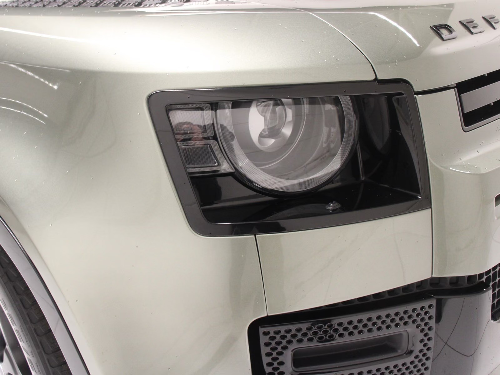 LAND ROVER Defender 110 3.0 D I6 300 X-Dynamic HSE AWD AT8-image-4