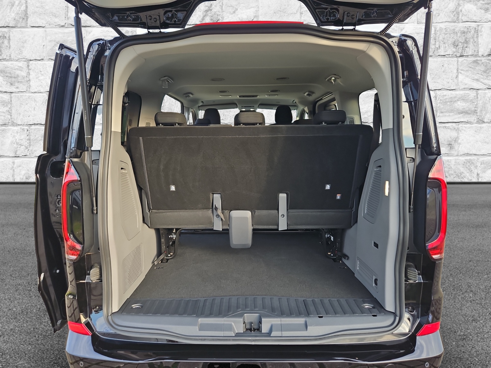 VW Caravelle BEV Life-image-11