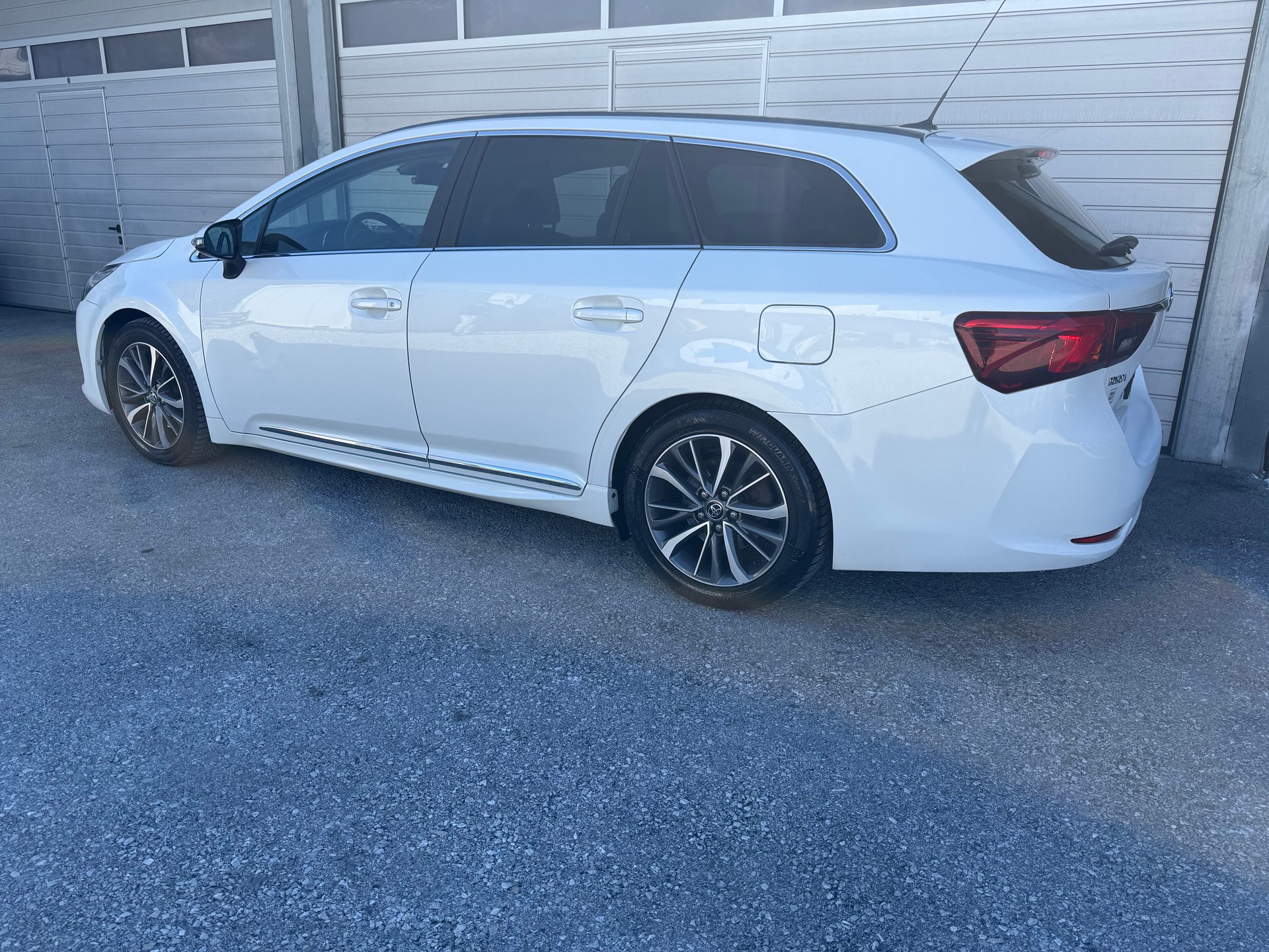 TOYOTA Avensis Touring Sports 2.0 D-4D Sol Premium-image-2