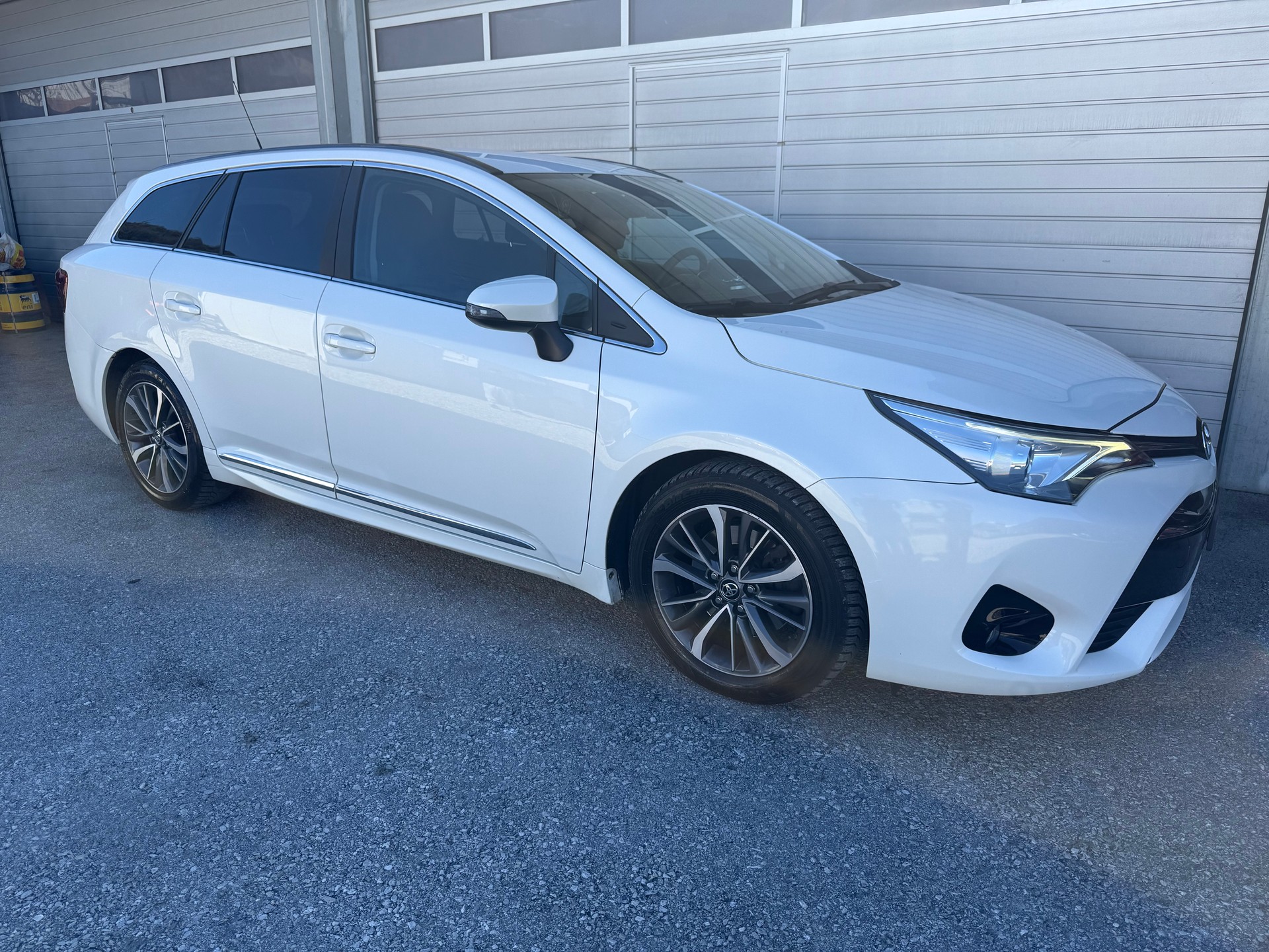 TOYOTA Avensis Touring Sports 2.0 D-4D Sol Premium-image-5