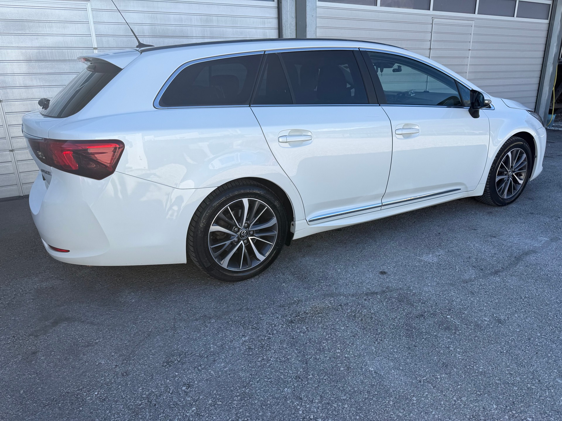 TOYOTA Avensis Touring Sports 2.0 D-4D Sol Premium-image-4