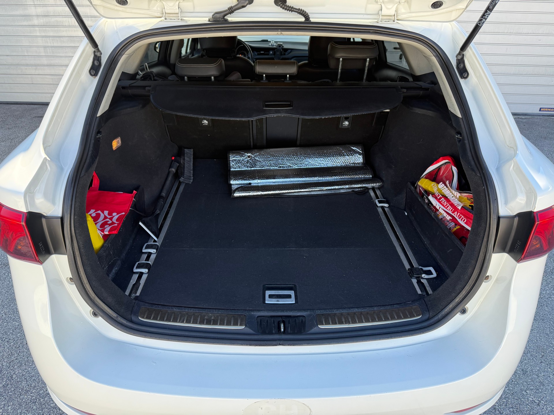 TOYOTA Avensis Touring Sports 2.0 D-4D Sol Premium-image-6