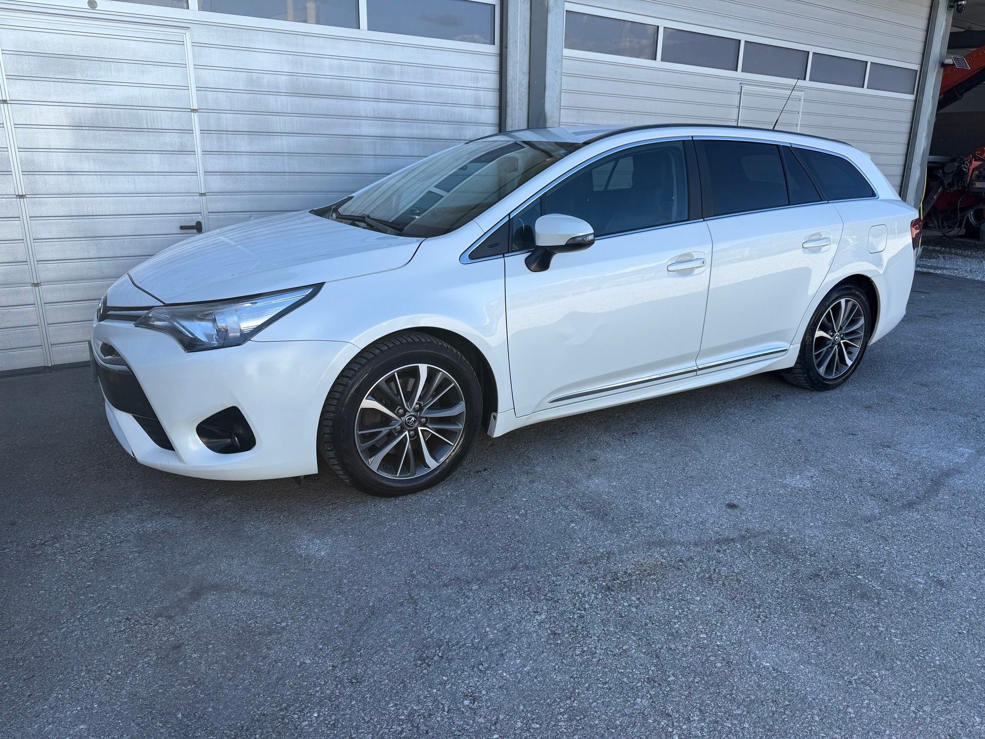 TOYOTA Avensis Touring Sports 2.0 D-4D Sol Premium-image-0