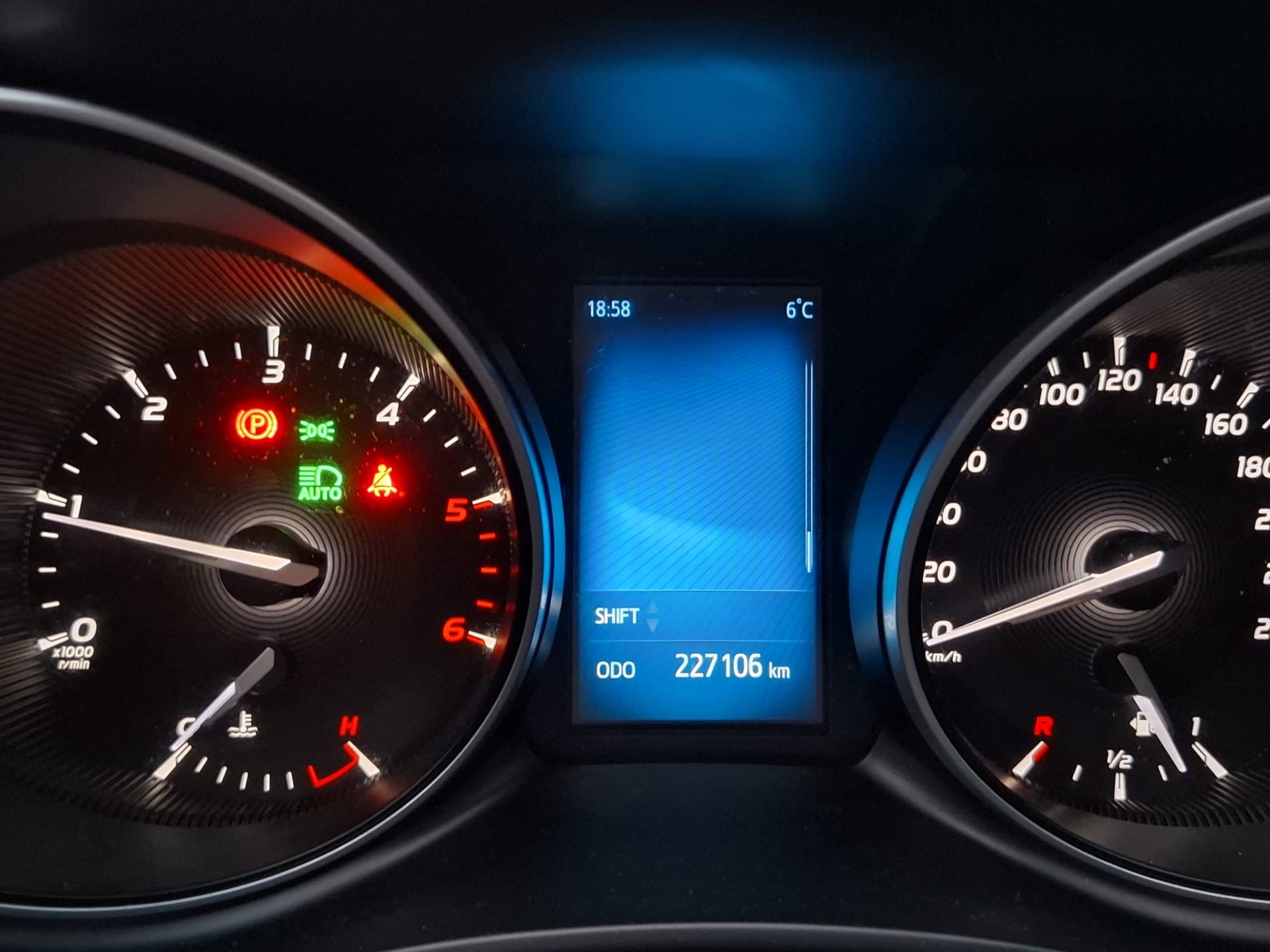 TOYOTA Avensis Touring Sports 2.0 D-4D Sol Premium-image-9