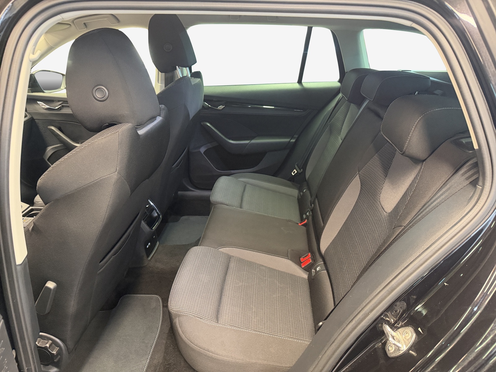 SKODA Octavia Combi 2.0 TDI DSG Ambition 4x4-image-11