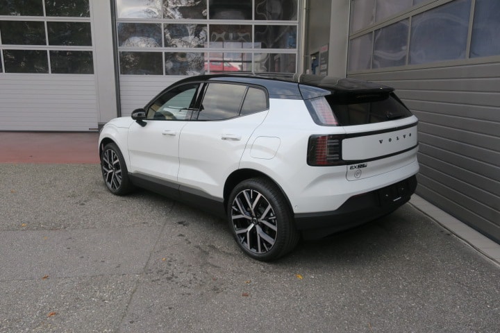 VOLVO EX30 Twin Ultra Performance Black Edition AWD-image-4