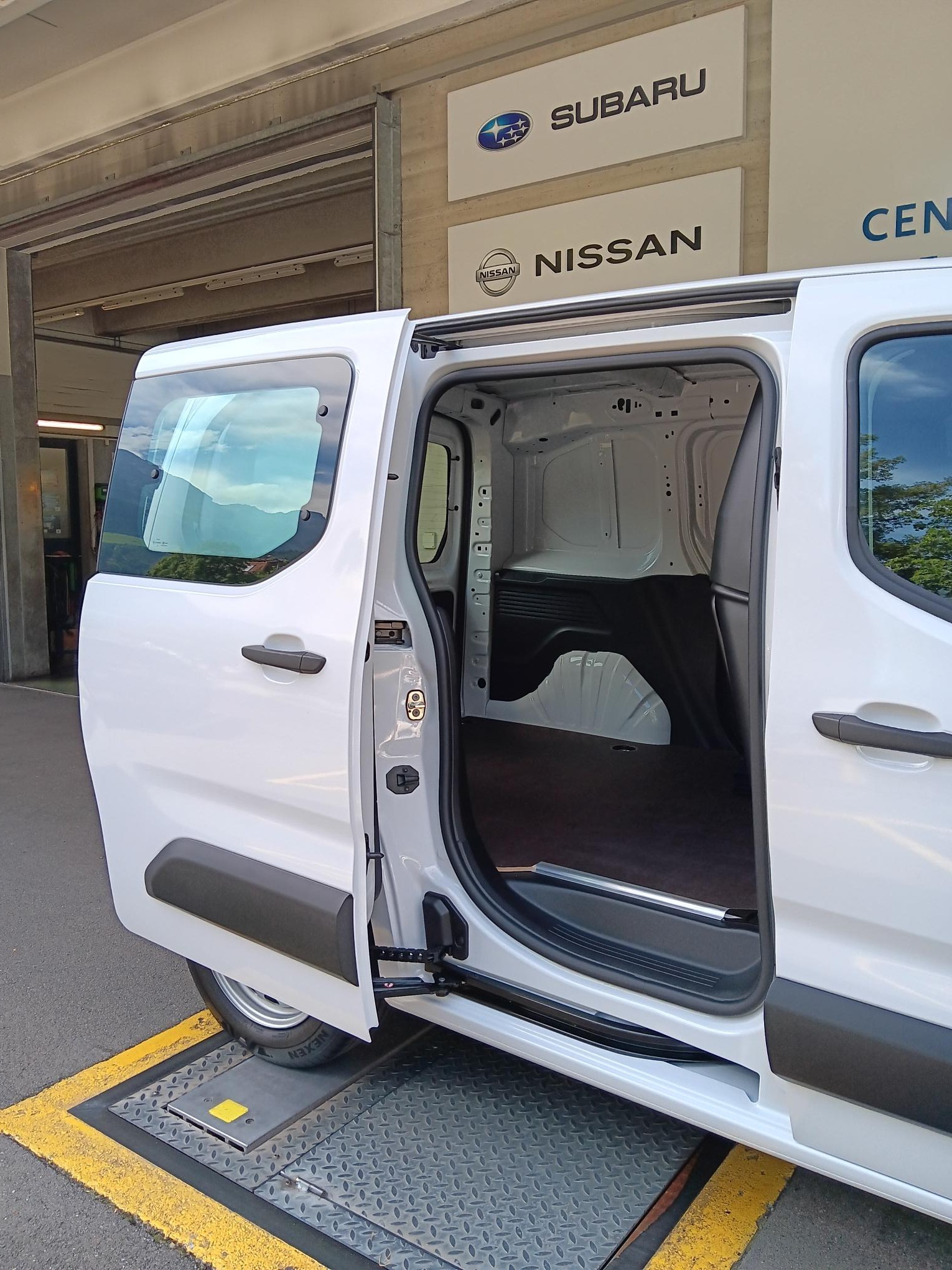 CITROEN Berlingo Van 1.2 Pure Tech 110 s/s Swiss Edition-image-5