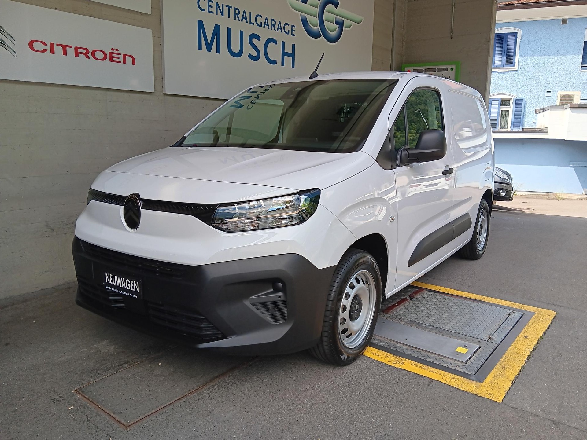 CITROEN Berlingo Van 1.2 Pure Tech 110 s/s Swiss Edition-showroom-element-1