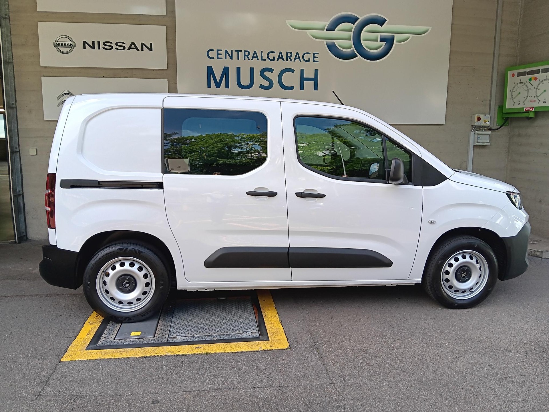 CITROEN Berlingo Van 1.2 Pure Tech 110 s/s Swiss Edition-image-4