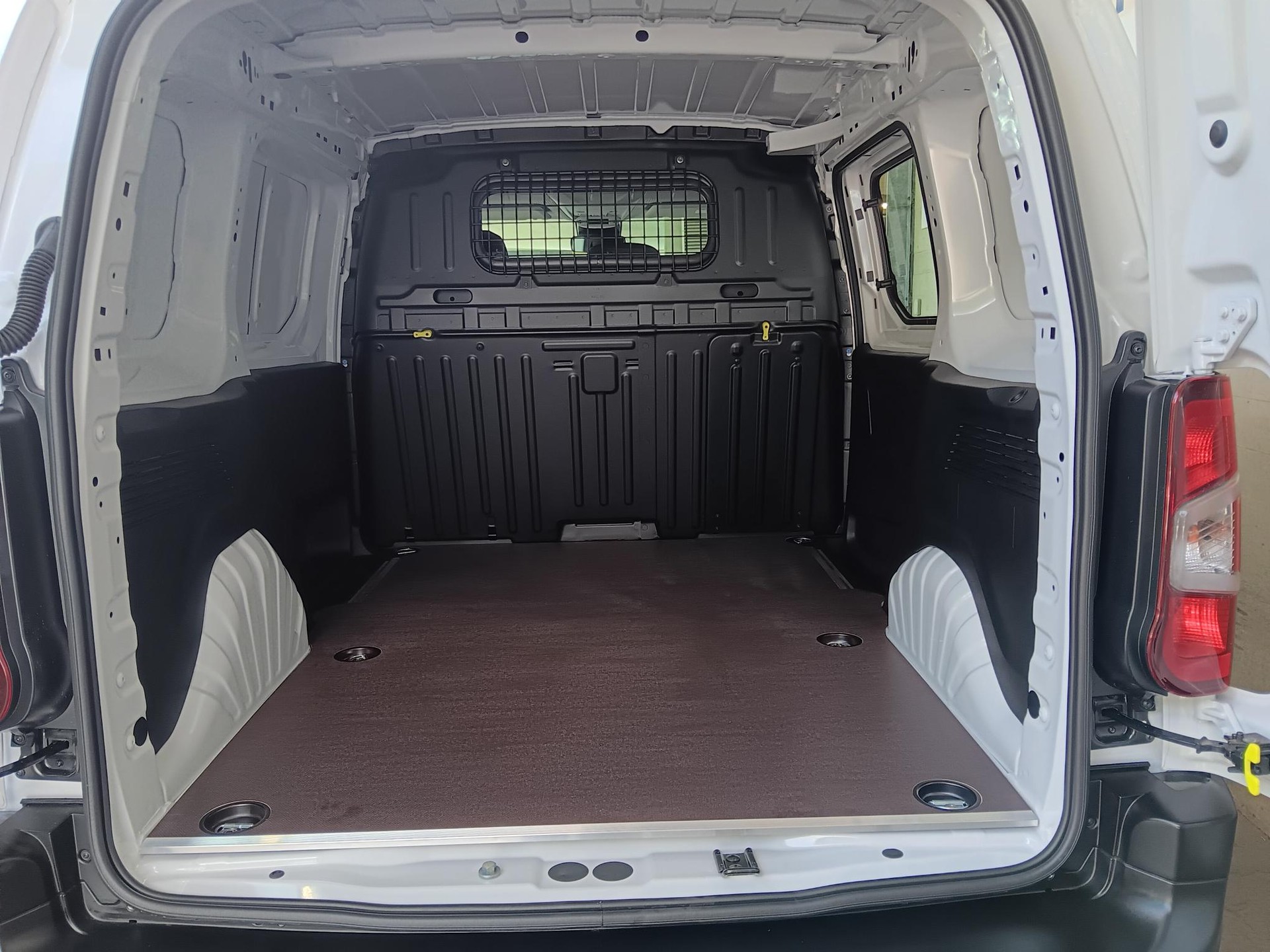 CITROEN Berlingo Van 1.2 Pure Tech 110 s/s Swiss Edition-image-7