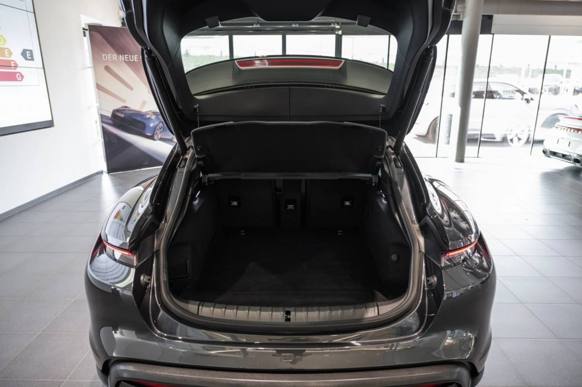PORSCHE Taycan 4 Cross Turismo-image-10
