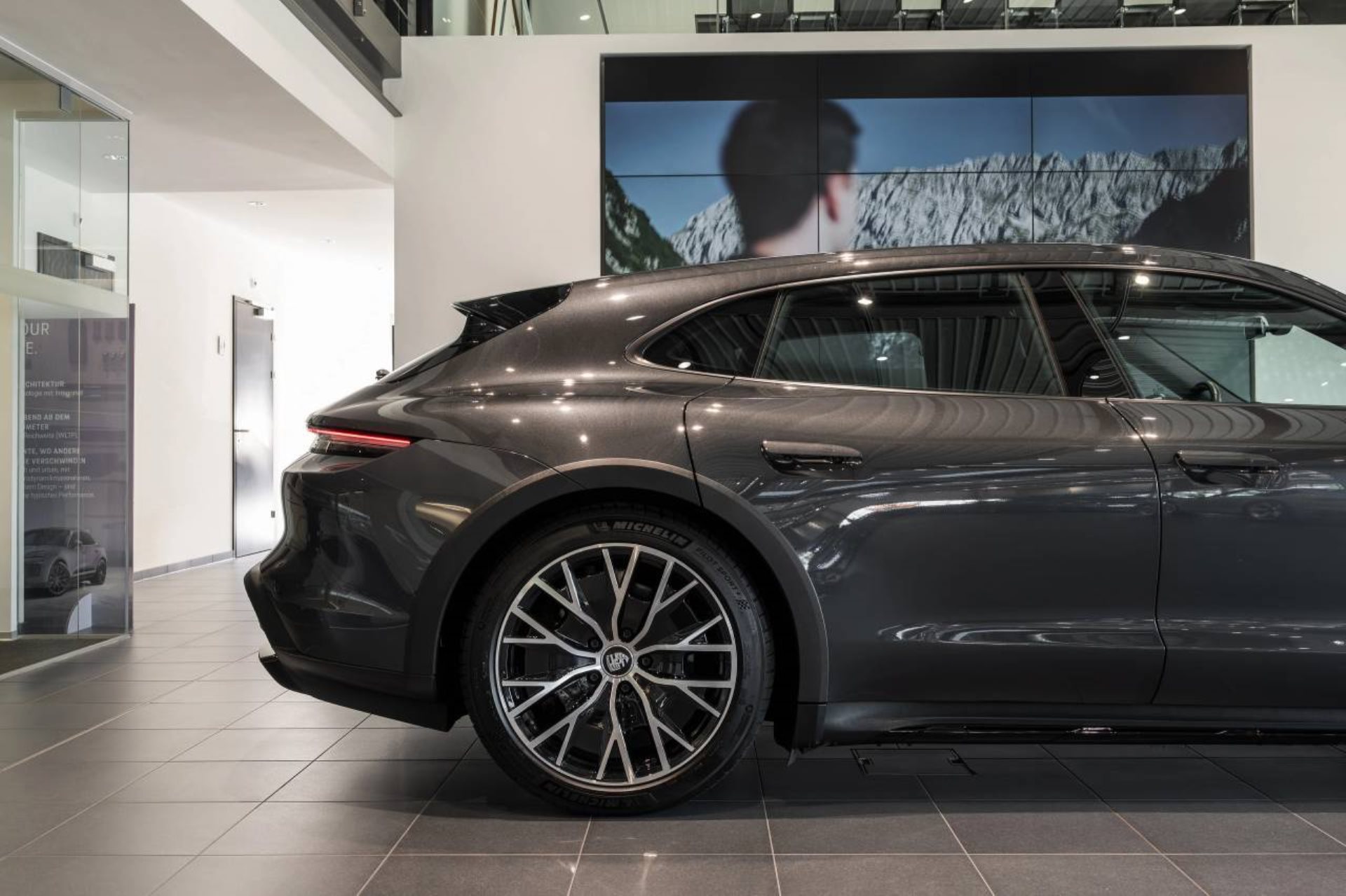 PORSCHE Taycan 4 Cross Turismo-image-11