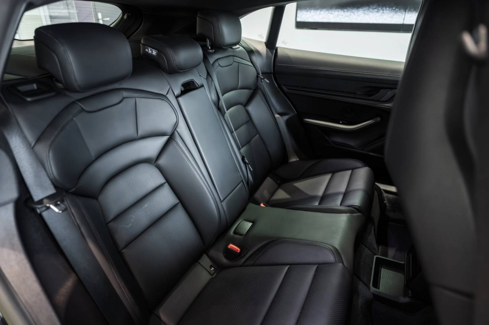 PORSCHE Taycan 4 Cross Turismo-image-18