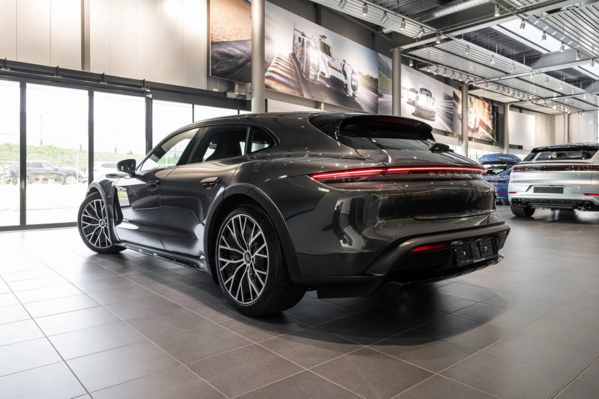 PORSCHE Taycan 4 Cross Turismo-image-6