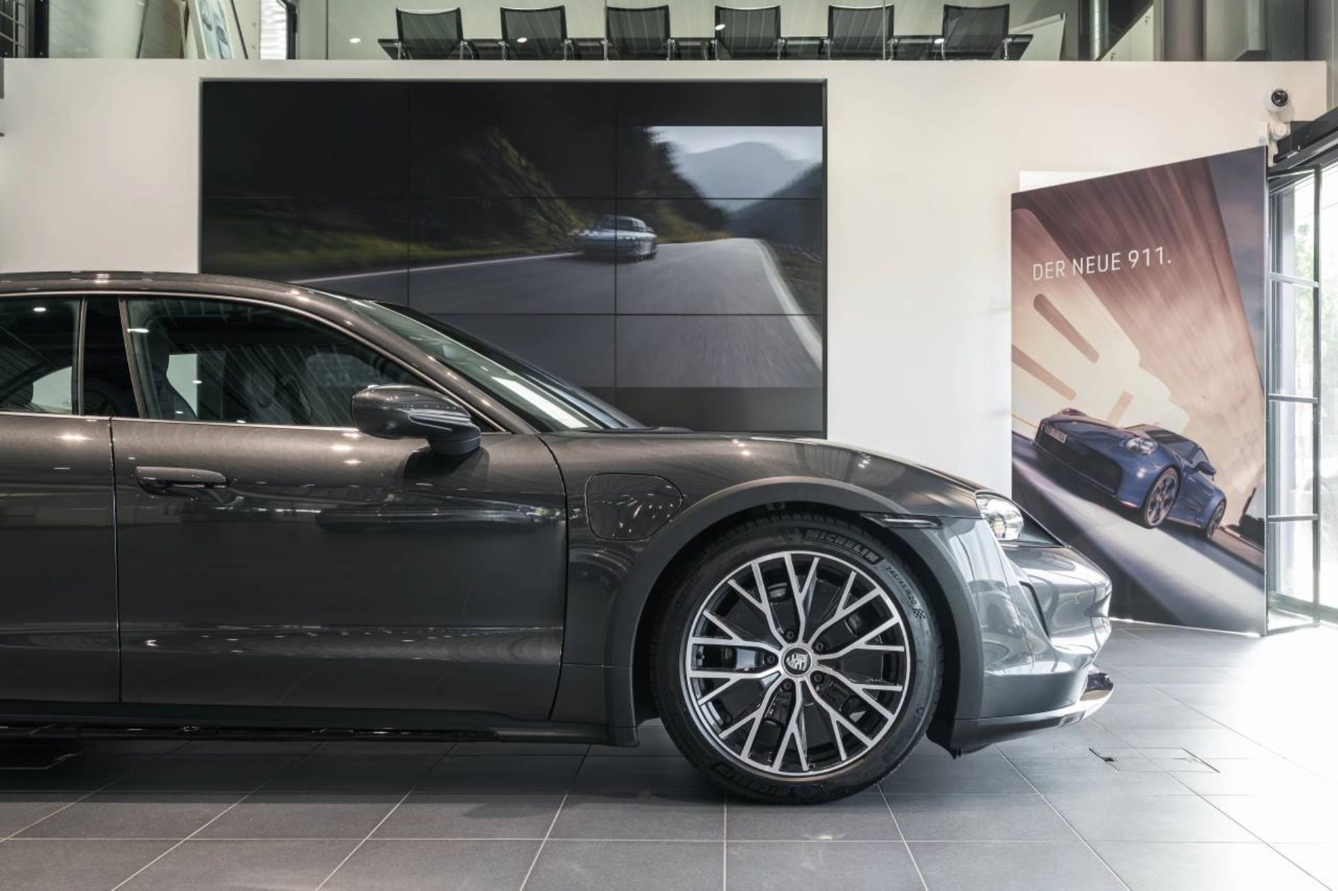PORSCHE Taycan 4 Cross Turismo-image-12