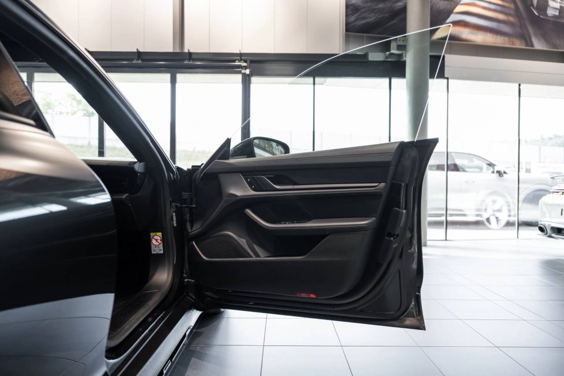 PORSCHE Taycan 4 Cross Turismo-image-21