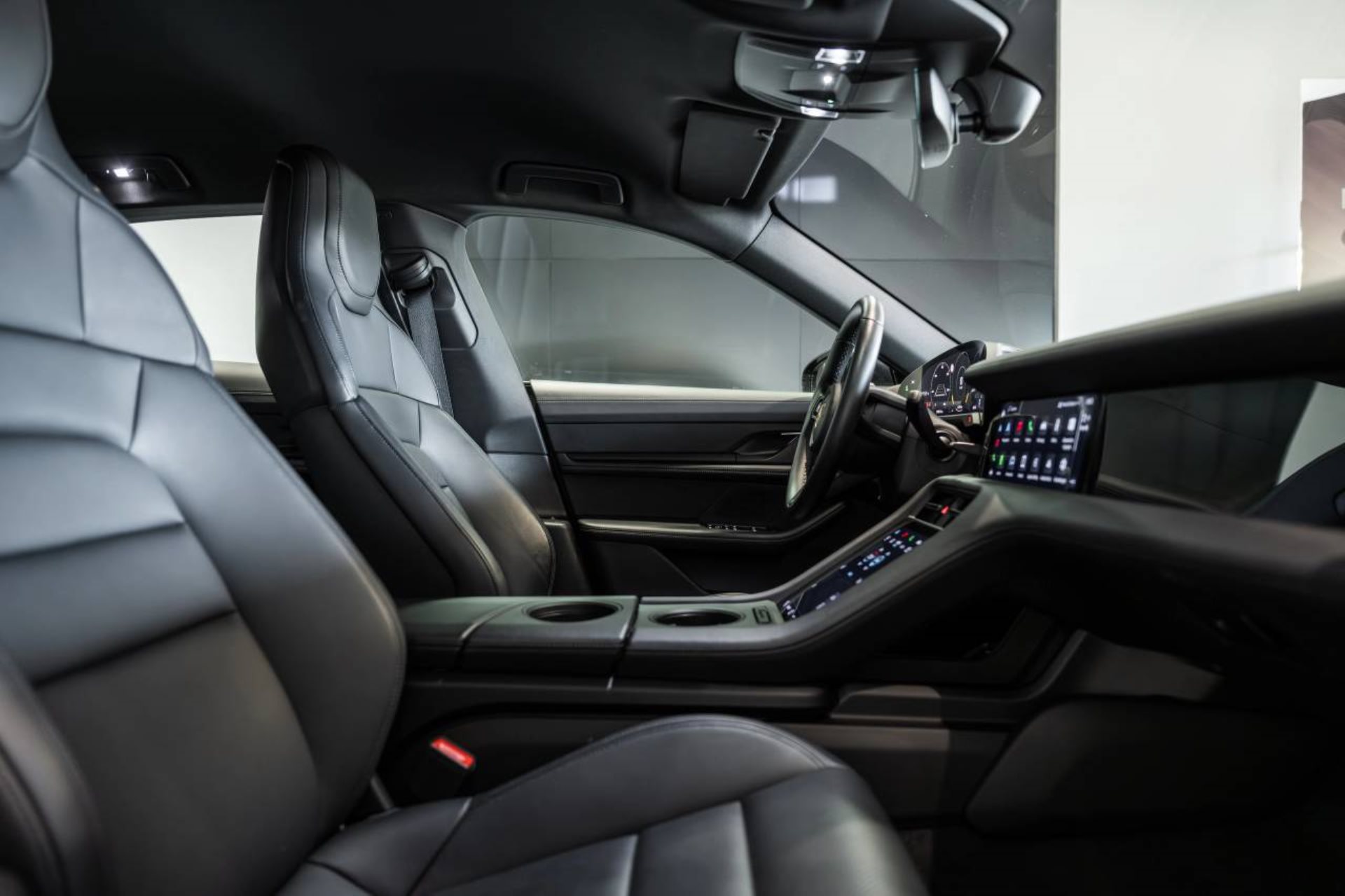 PORSCHE Taycan 4 Cross Turismo-image-17