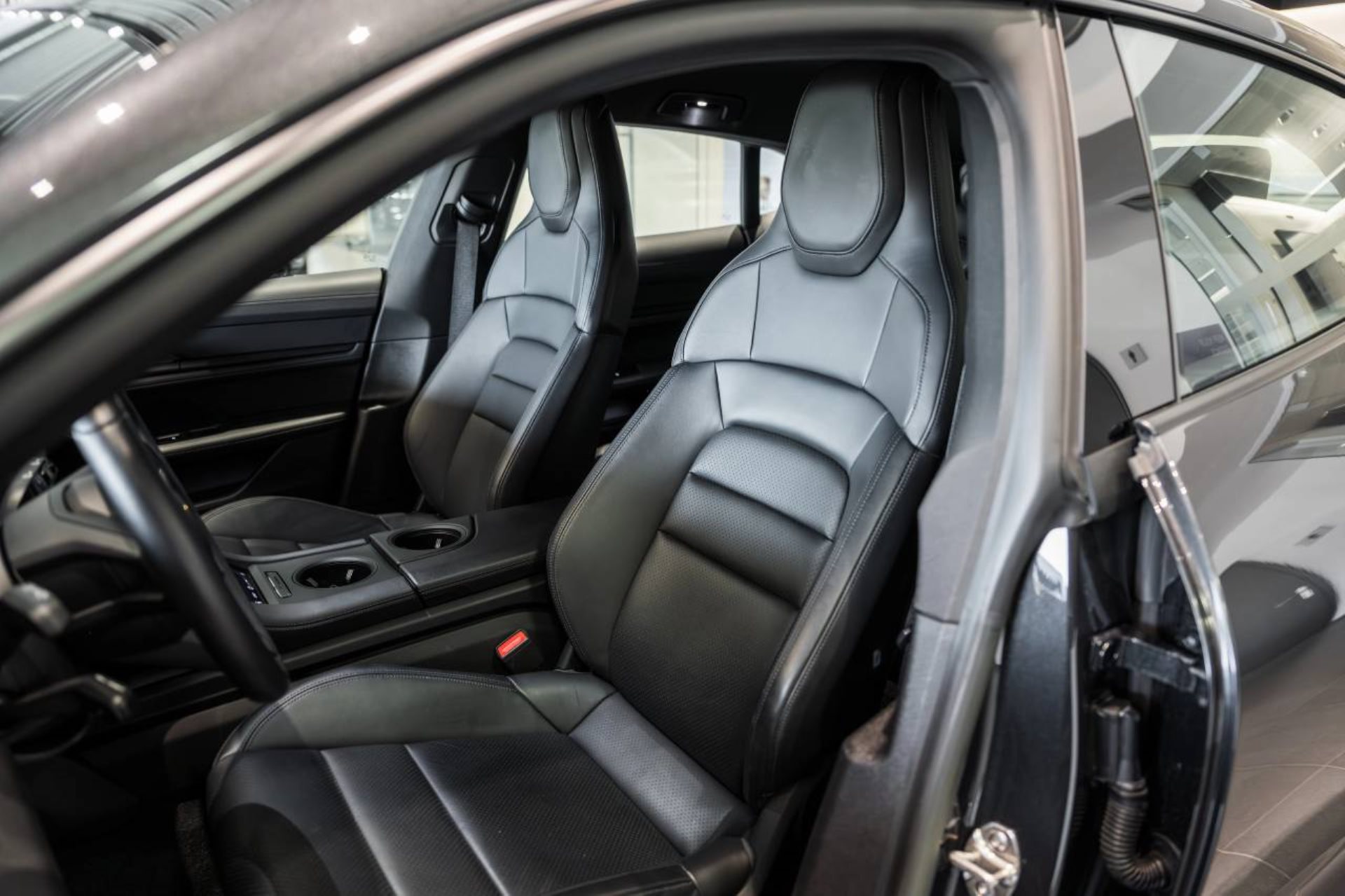 PORSCHE Taycan 4 Cross Turismo-image-4