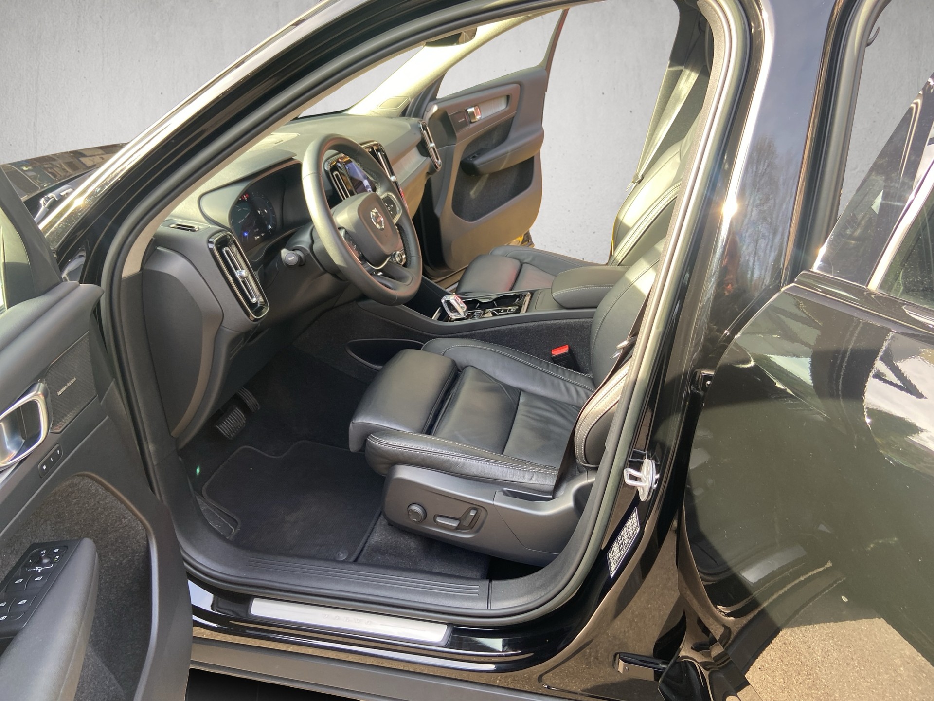 VOLVO XC40 B4 Benzin Mild Hybrid AWD Ultim. Dark DCT-image-6