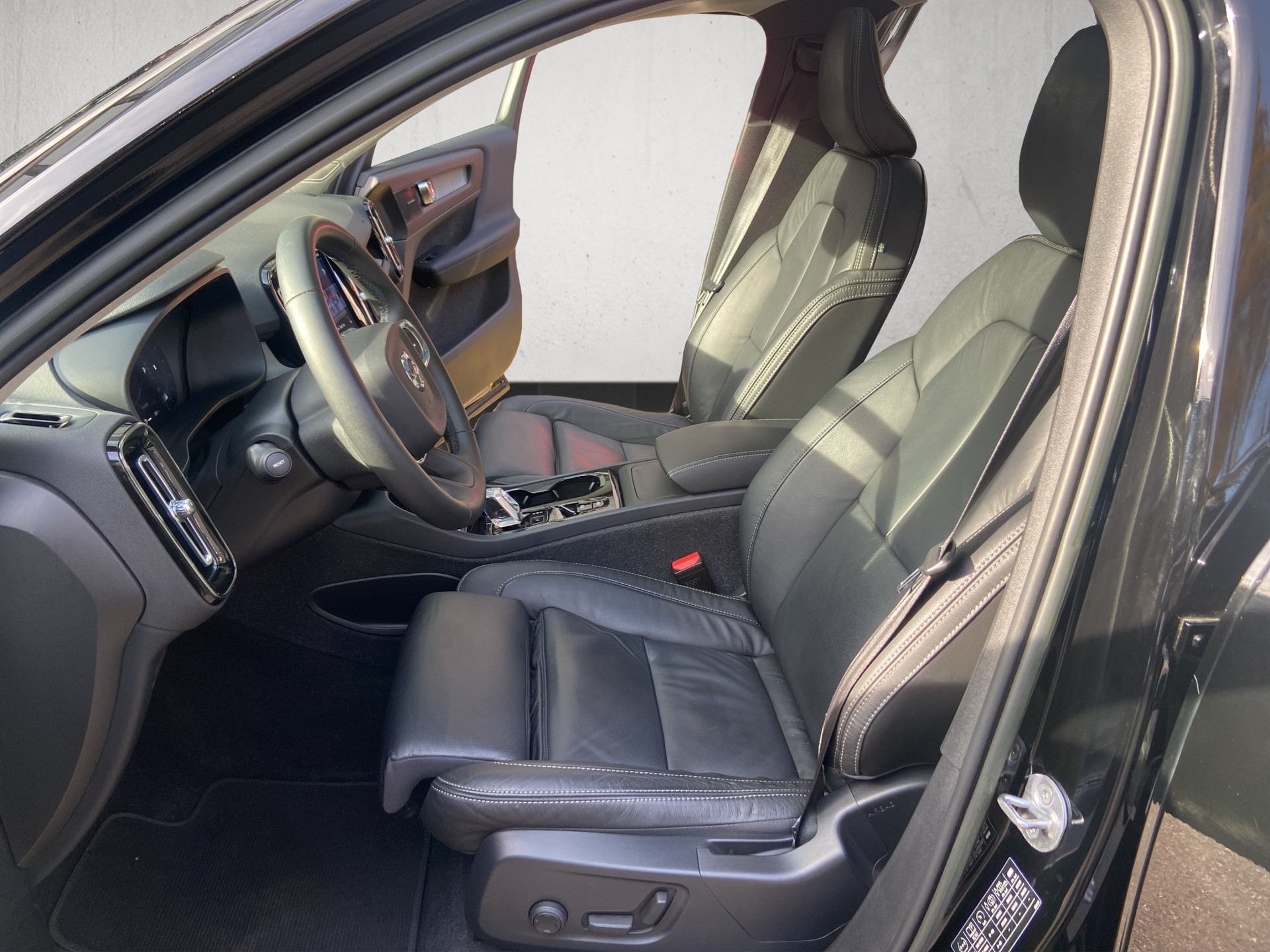 VOLVO XC40 B4 Benzin Mild Hybrid AWD Ultim. Dark DCT-image-10