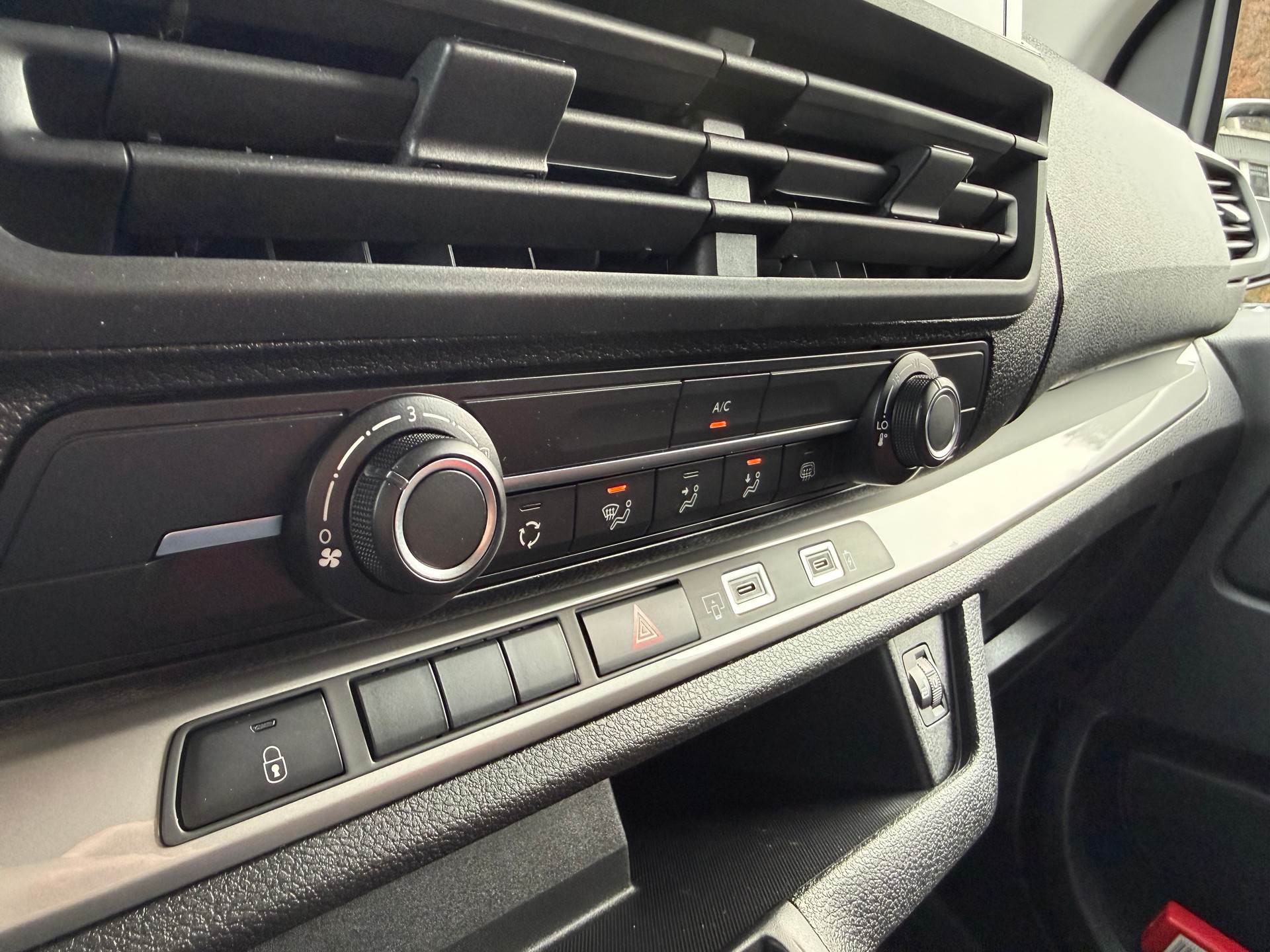 OPEL Vivaro Cargo 2.0 D s/s XL EN Aut.-image-10