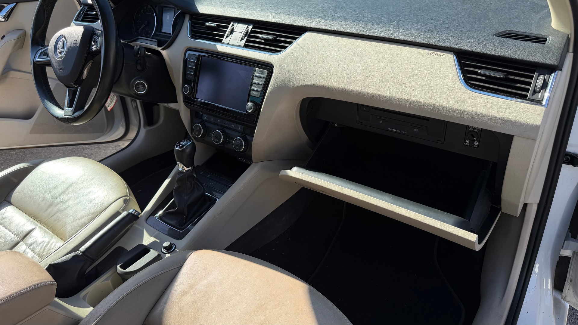 SKODA Octavia Combi 2.0 TDI Elegance 4x4-image-9