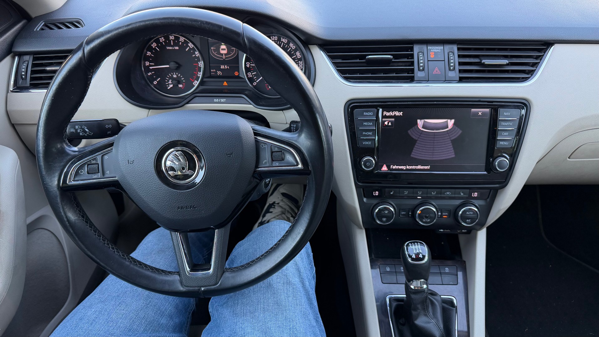 SKODA Octavia Combi 2.0 TDI Elegance 4x4-image-8