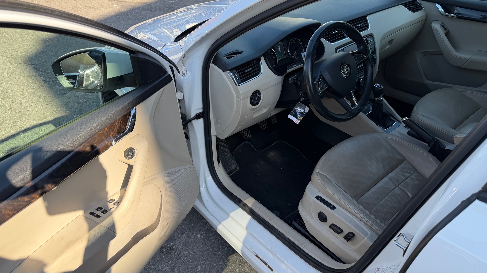 SKODA Octavia Combi 2.0 TDI Elegance 4x4-image-6