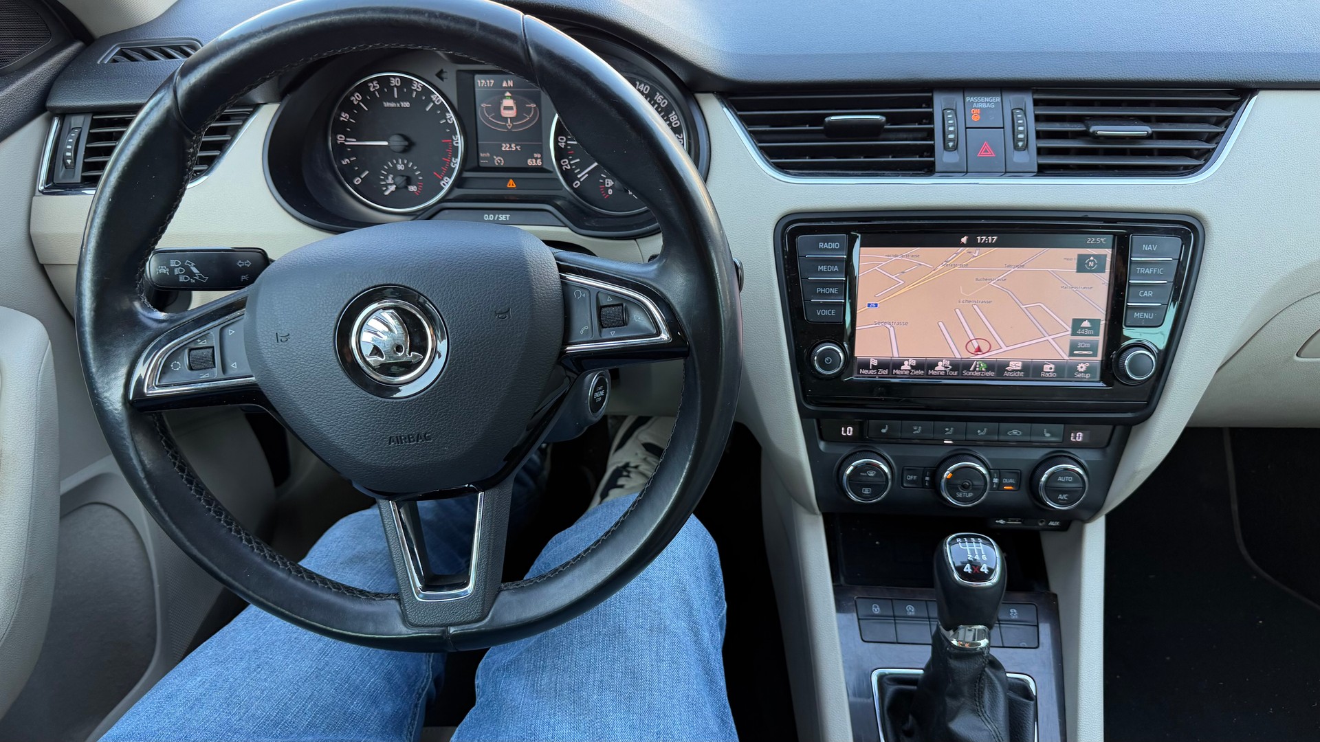 SKODA Octavia Combi 2.0 TDI Elegance 4x4-image-7