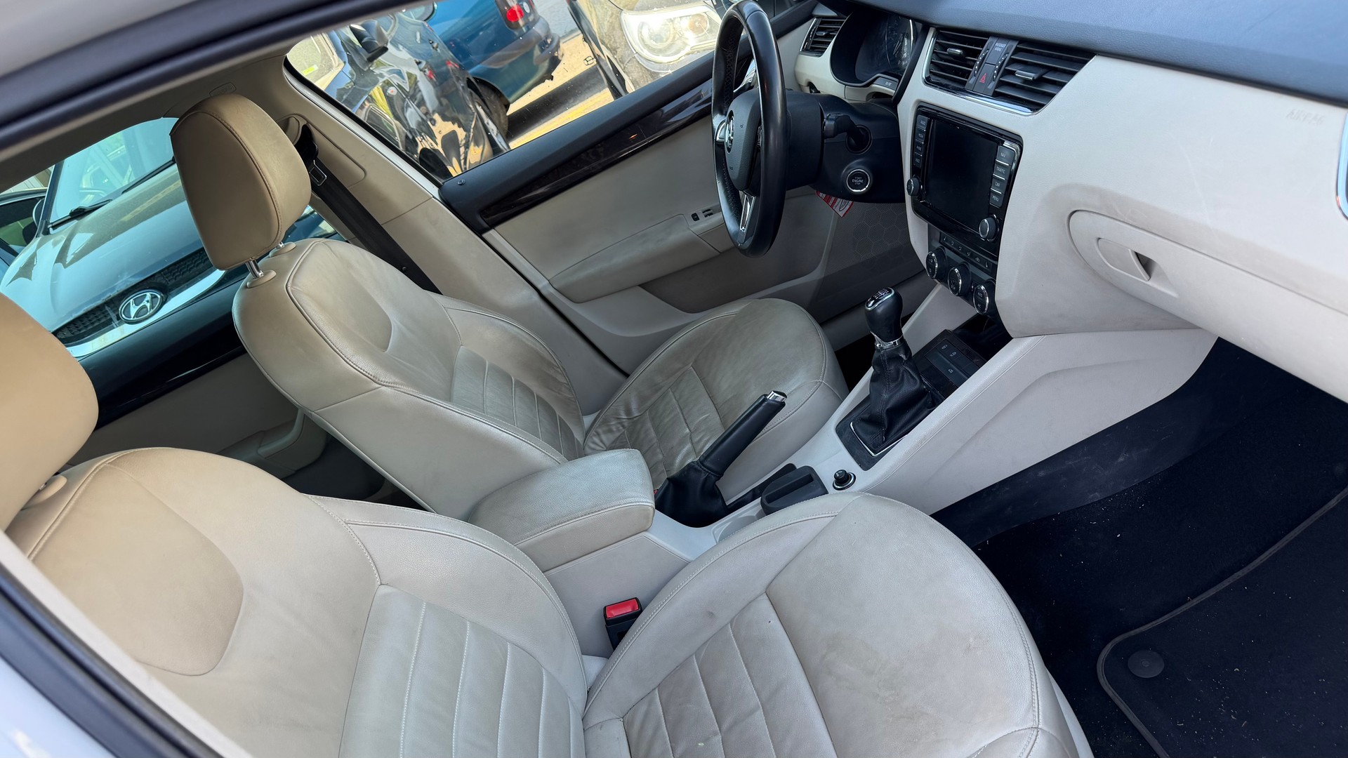 SKODA Octavia Combi 2.0 TDI Elegance 4x4-image-5