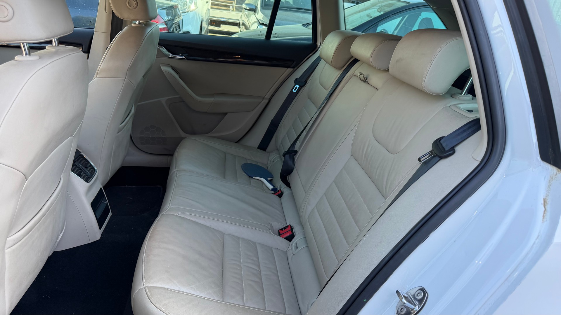 SKODA Octavia Combi 2.0 TDI Elegance 4x4-image-11