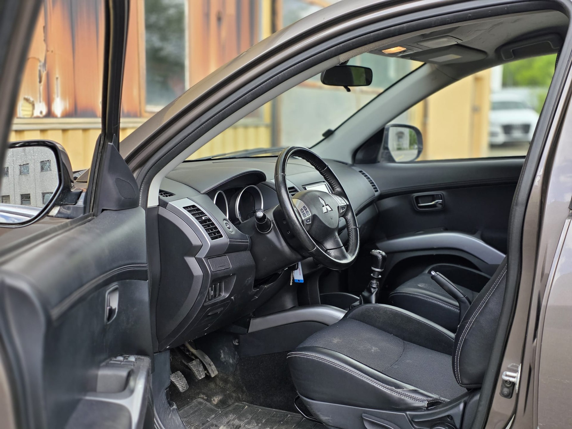 MITSUBISHI Outlander 2.2 DID Jubilé35 4WD-image-8