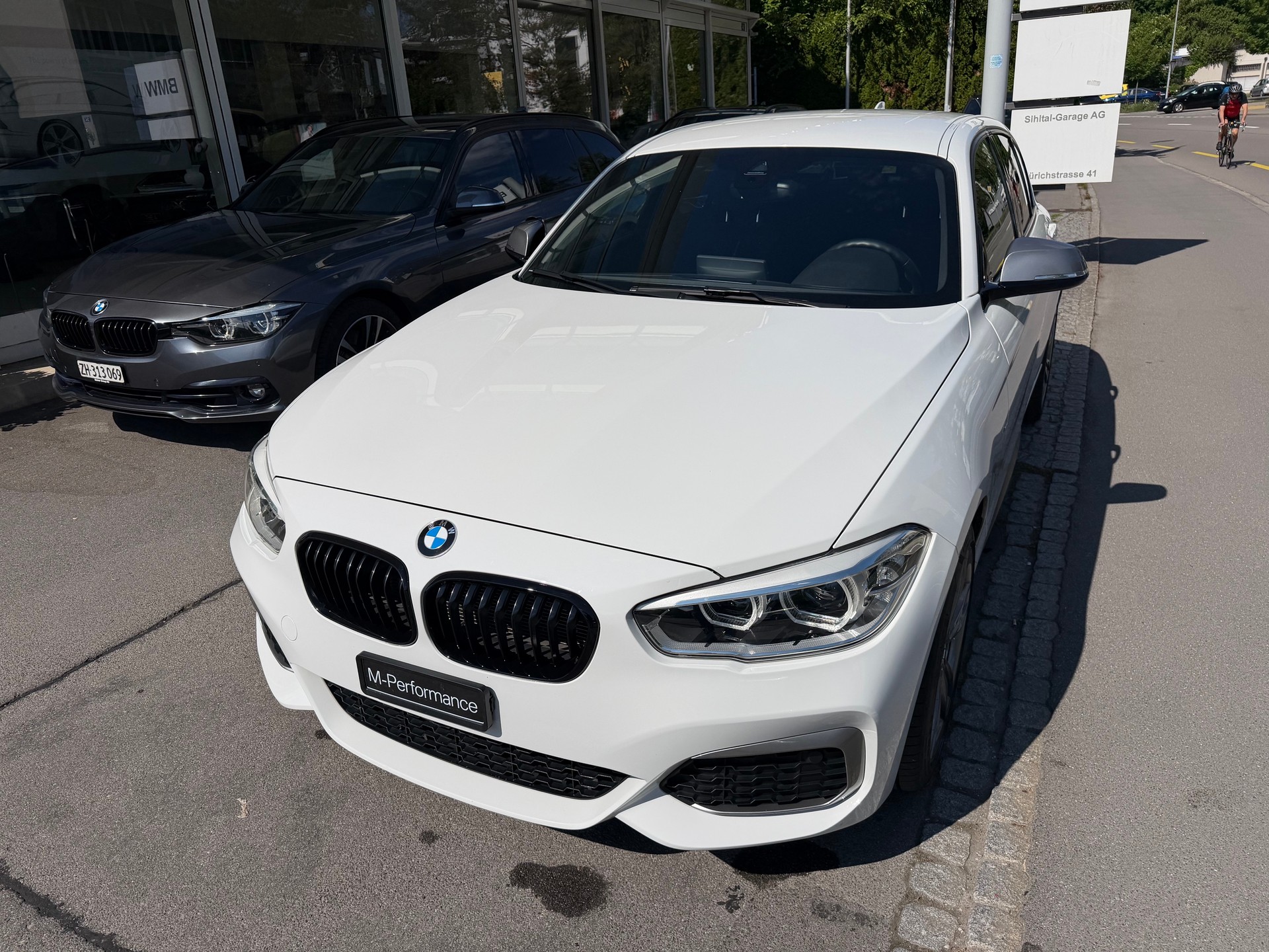 BMW M135i xDrive Steptronic-showroom-element-1