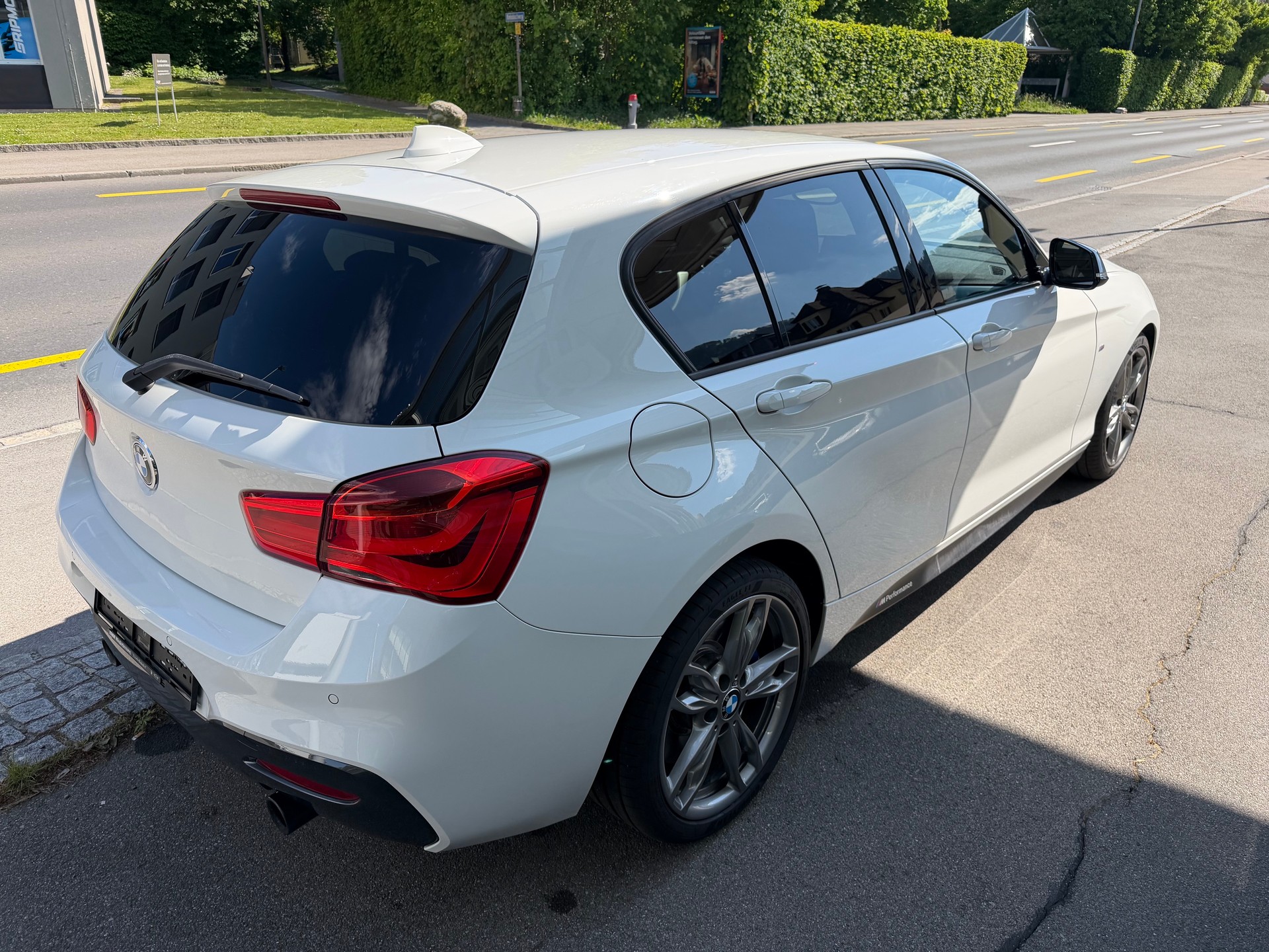 BMW M135i xDrive Steptronic-showroom-element-3