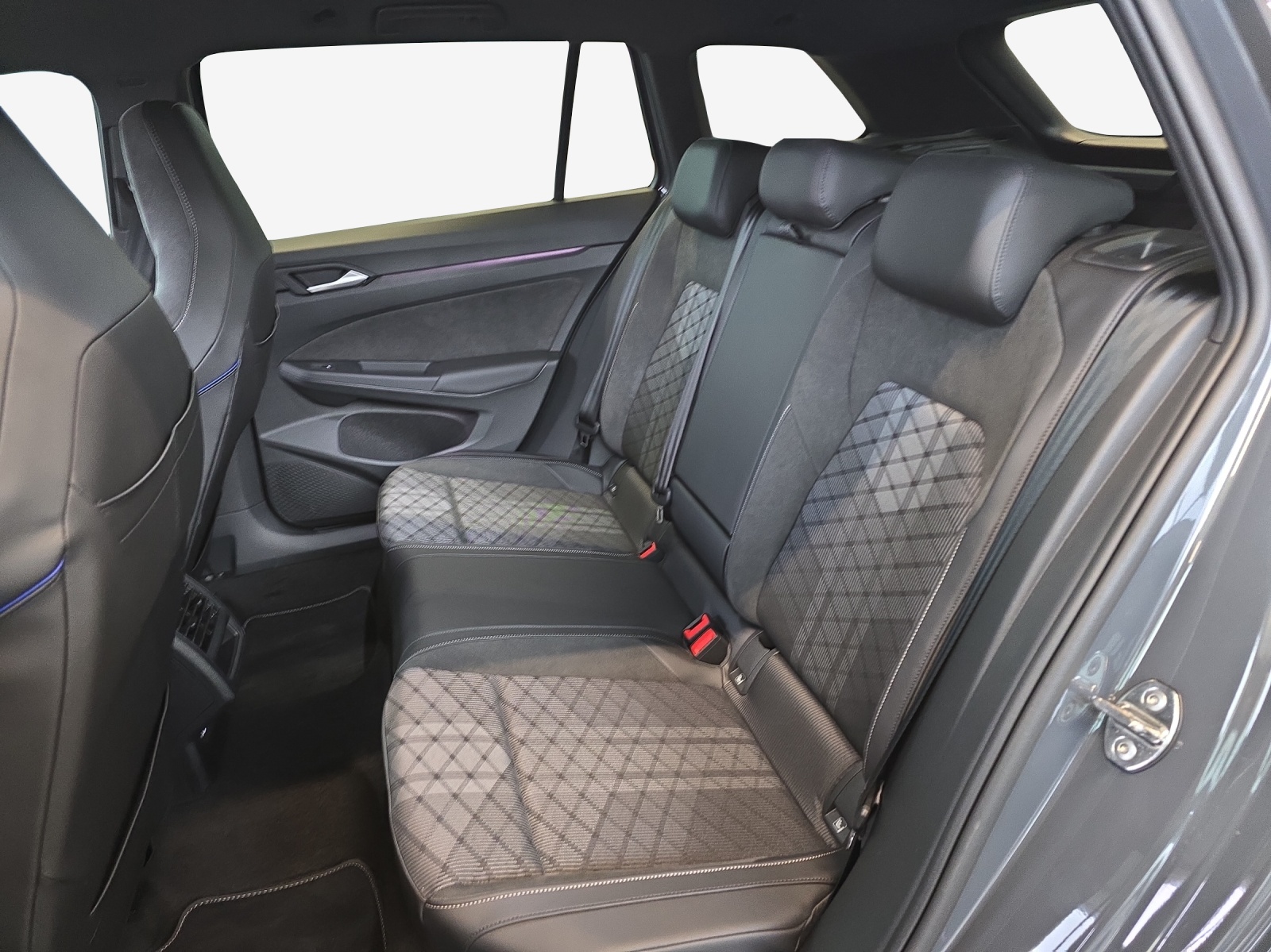 VW Golf Variant 1.5 eTSI mHEV R-Line-image-11