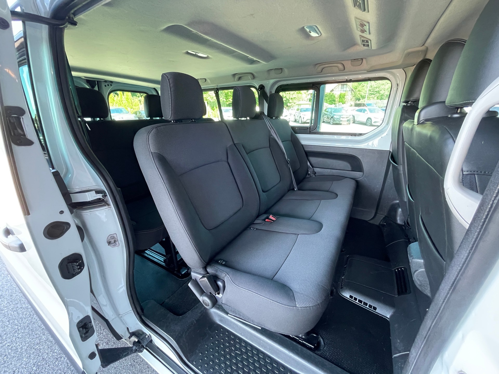 RENAULT Trafic ENERGY dCi 145 Grand Passenger Dynamique-image-11