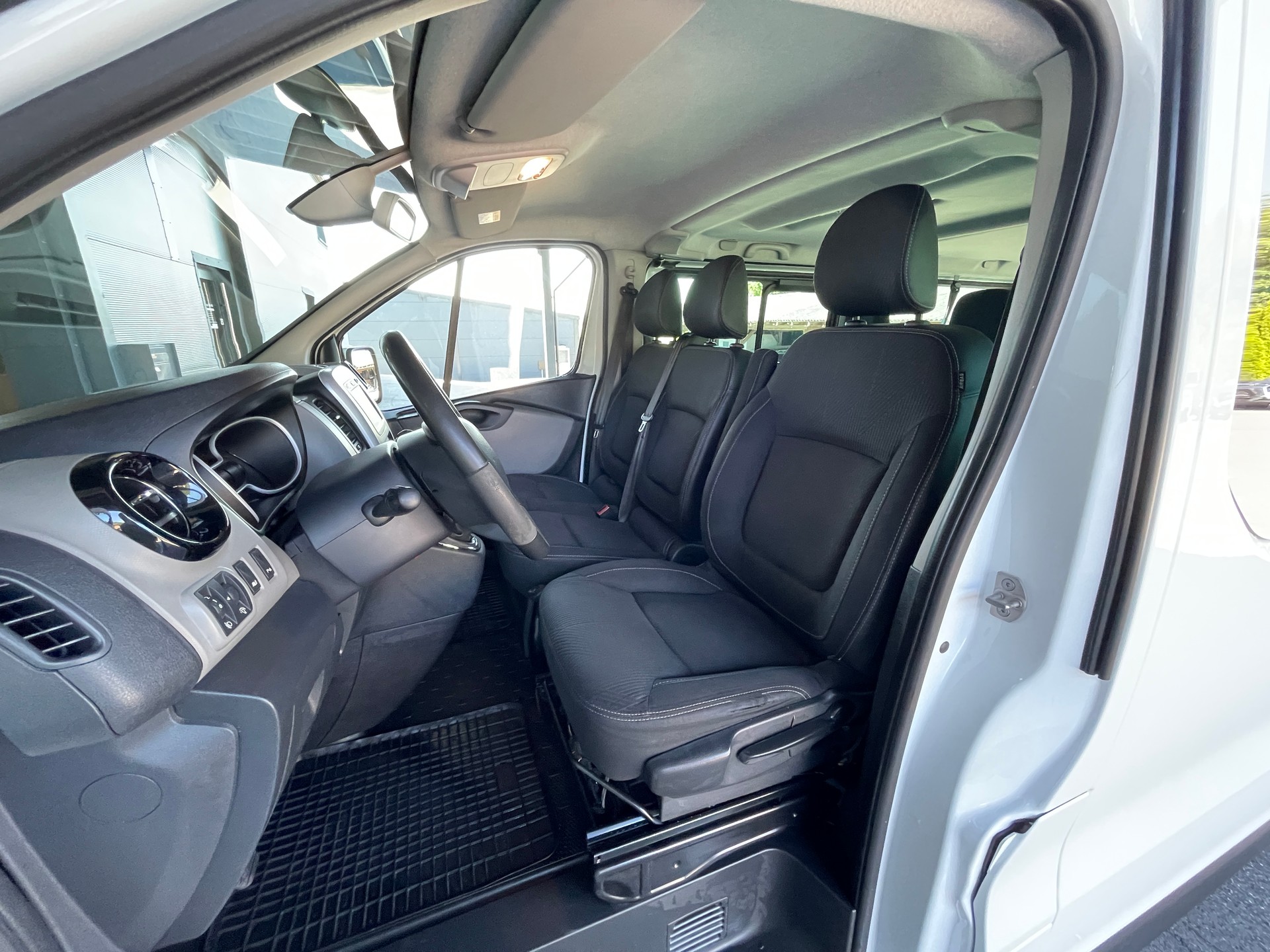 RENAULT Trafic ENERGY dCi 145 Grand Passenger Dynamique-image-10