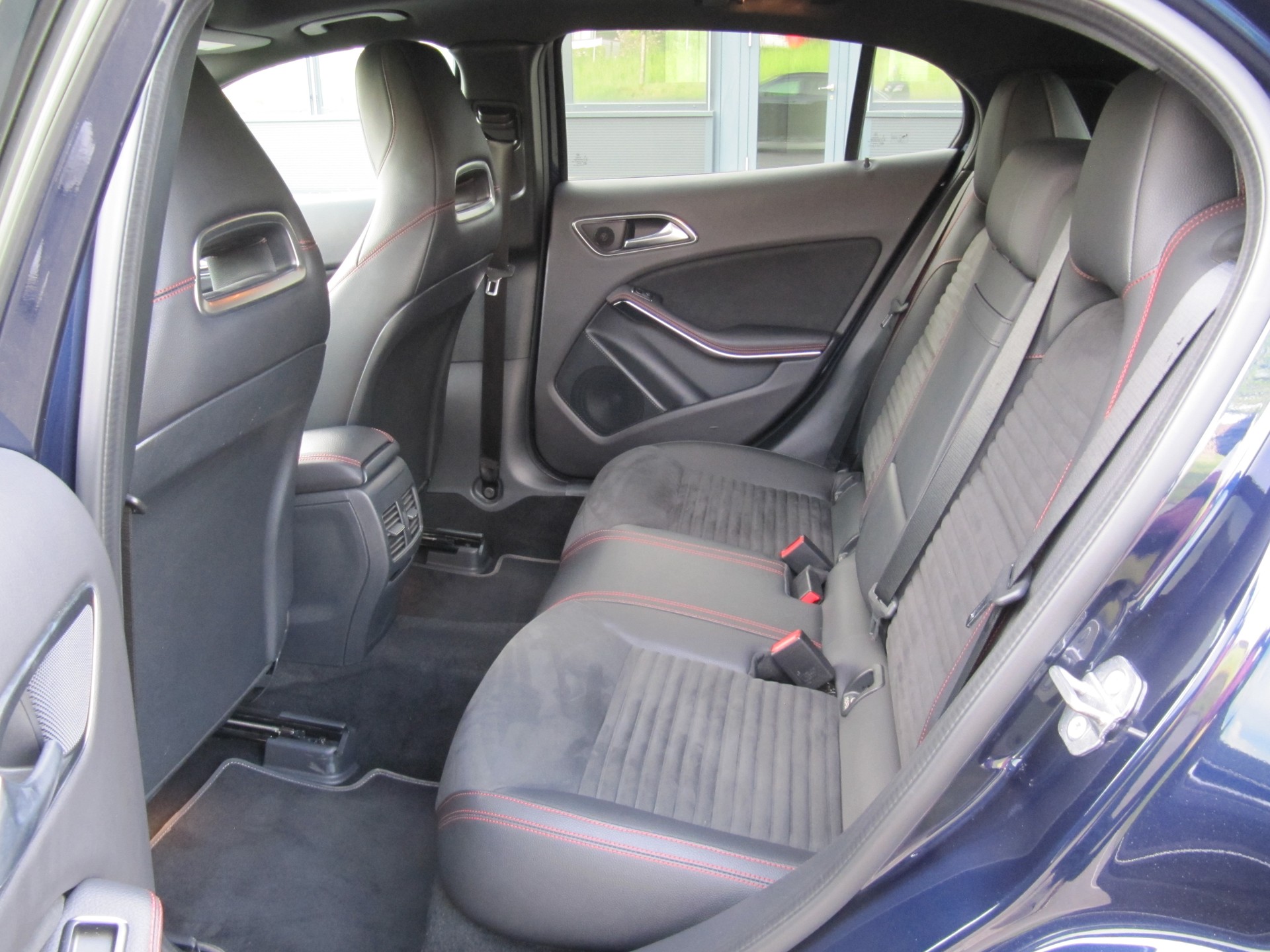MERCEDES-BENZ GLA 220 Urban 4Matic 7G-DCT-image-13