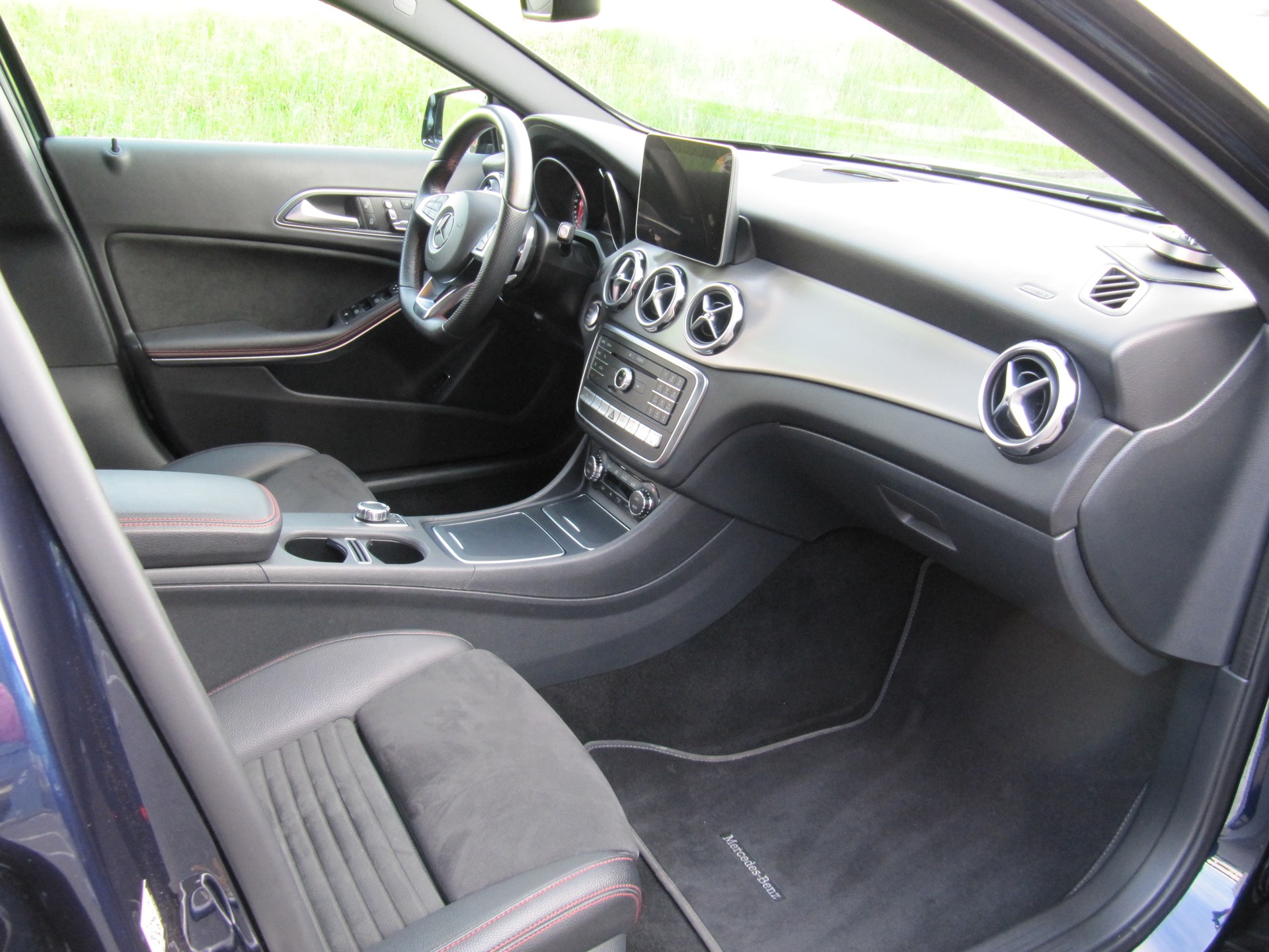 MERCEDES-BENZ GLA 220 Urban 4Matic 7G-DCT-image-12