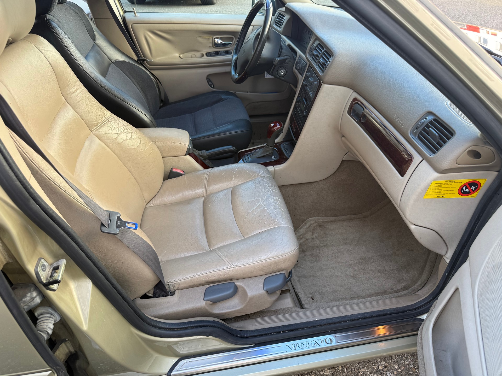 VOLVO V70 2.4 T-image-8